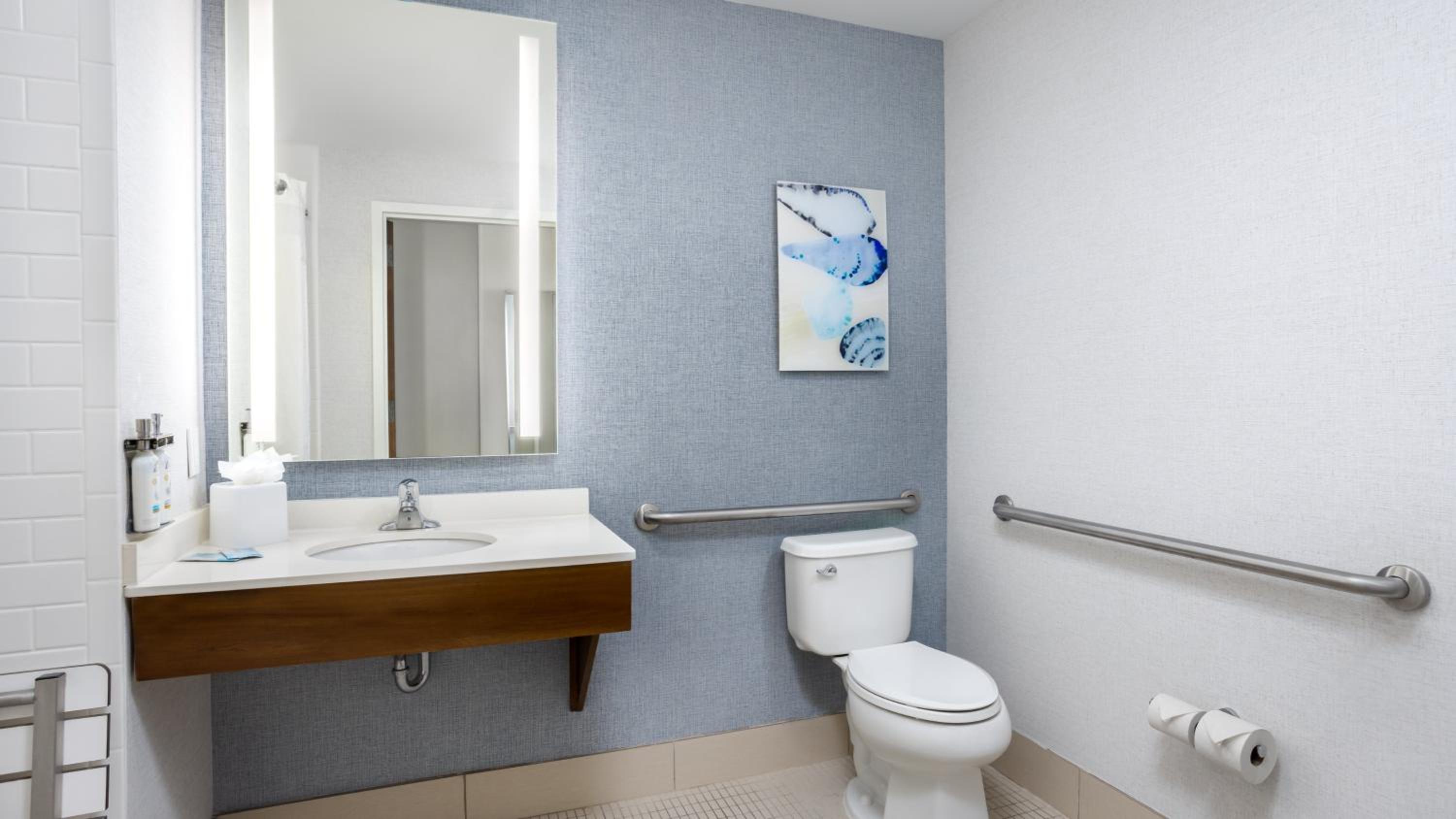 Queen Room - Mobility Access/Hearing Accessible photo 2