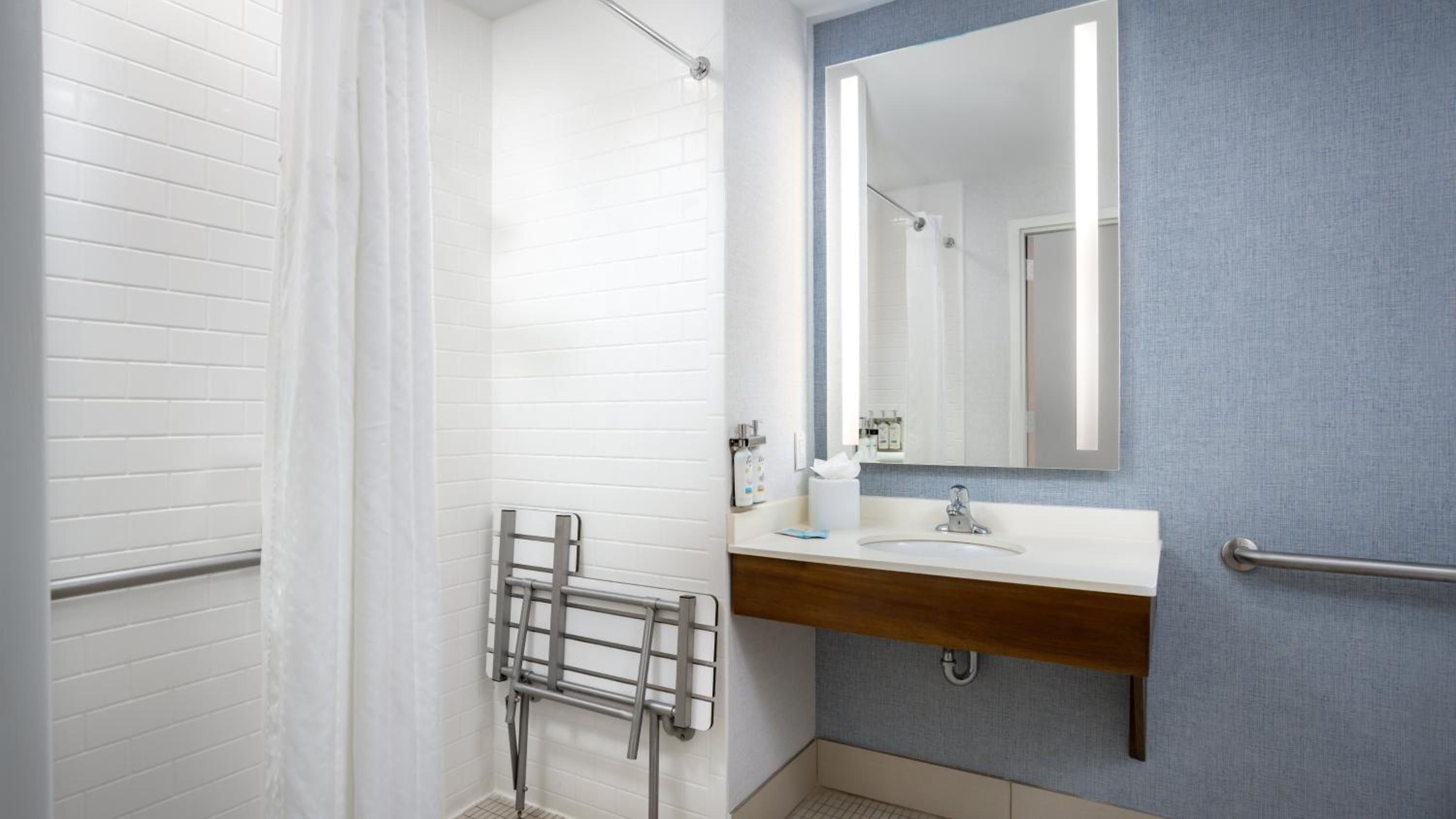 Queen Room - Mobility Access/Hearing Accessible photo 3