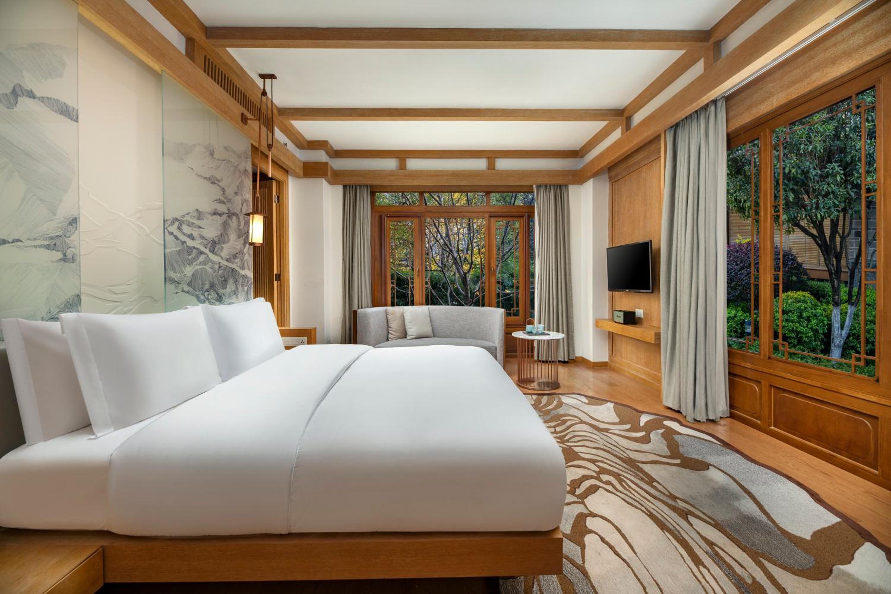 Premium King Room thumbnail 5
