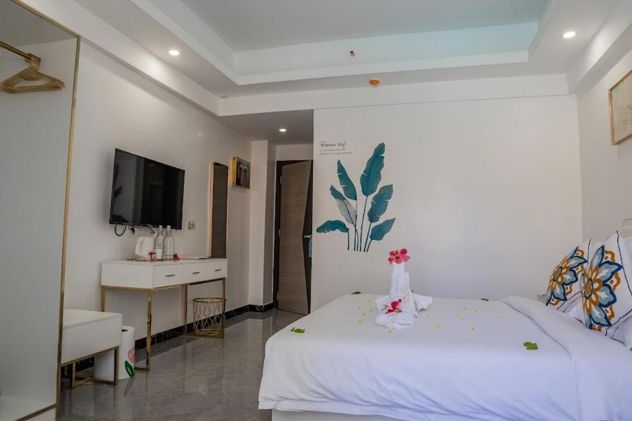 Twin Room with Pool View - Photo 4