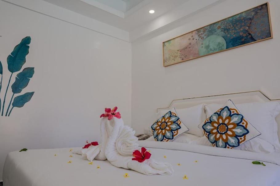 Twin Room with Pool View - Photo 16