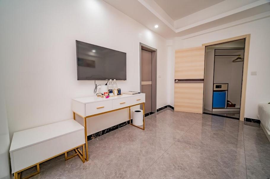 Twin Room with Pool View - Photo 17