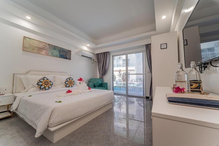 Twin Room with Pool View - Photo 29