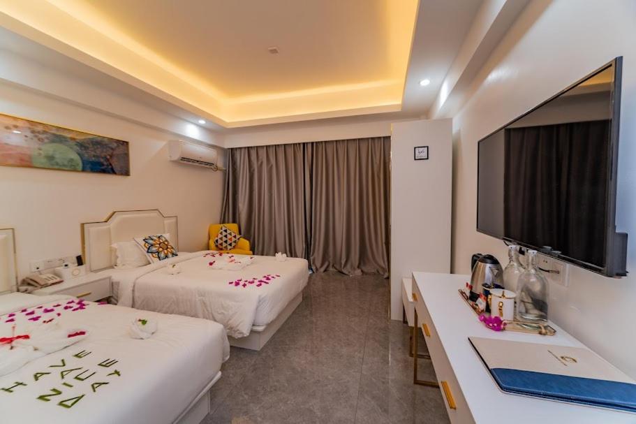 Twin Room with Pool View - Photo 32