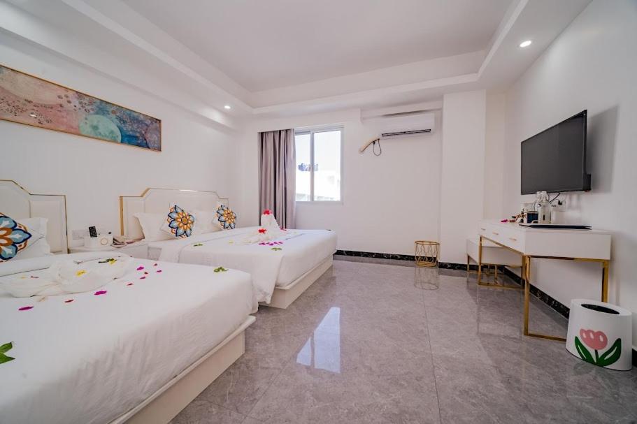 Twin Room with Pool View - Photo 42