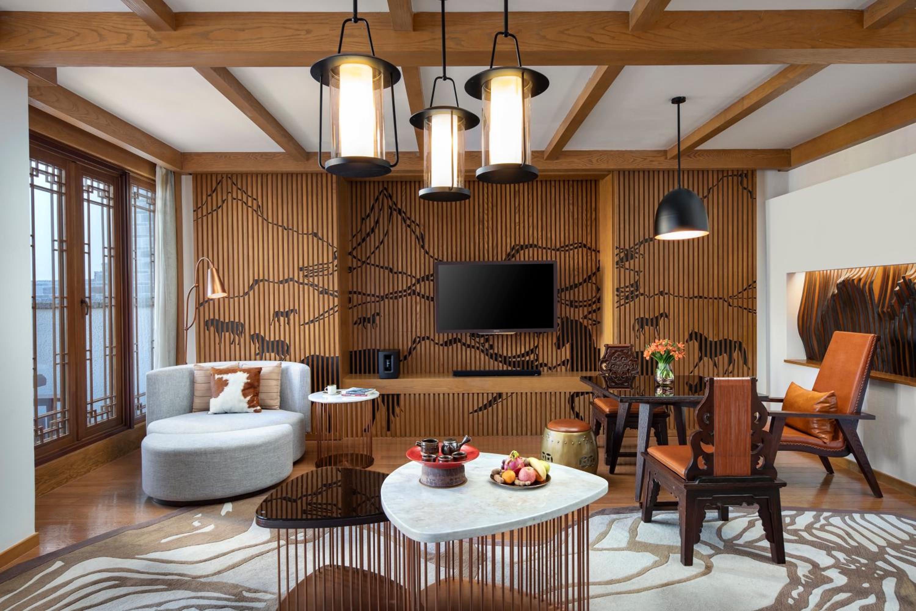 1 King Villa with Living Dining Areas