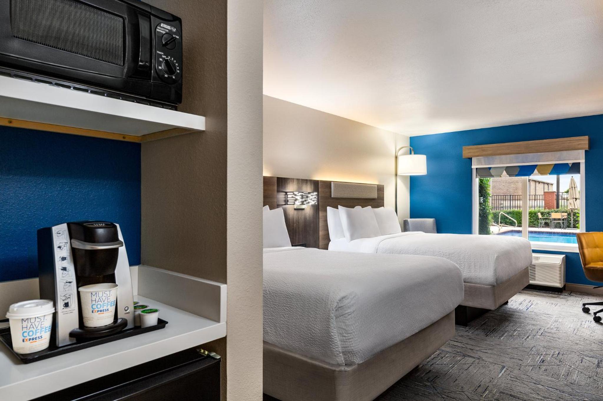 Standard Room with Two Queen Beds - Photo 2