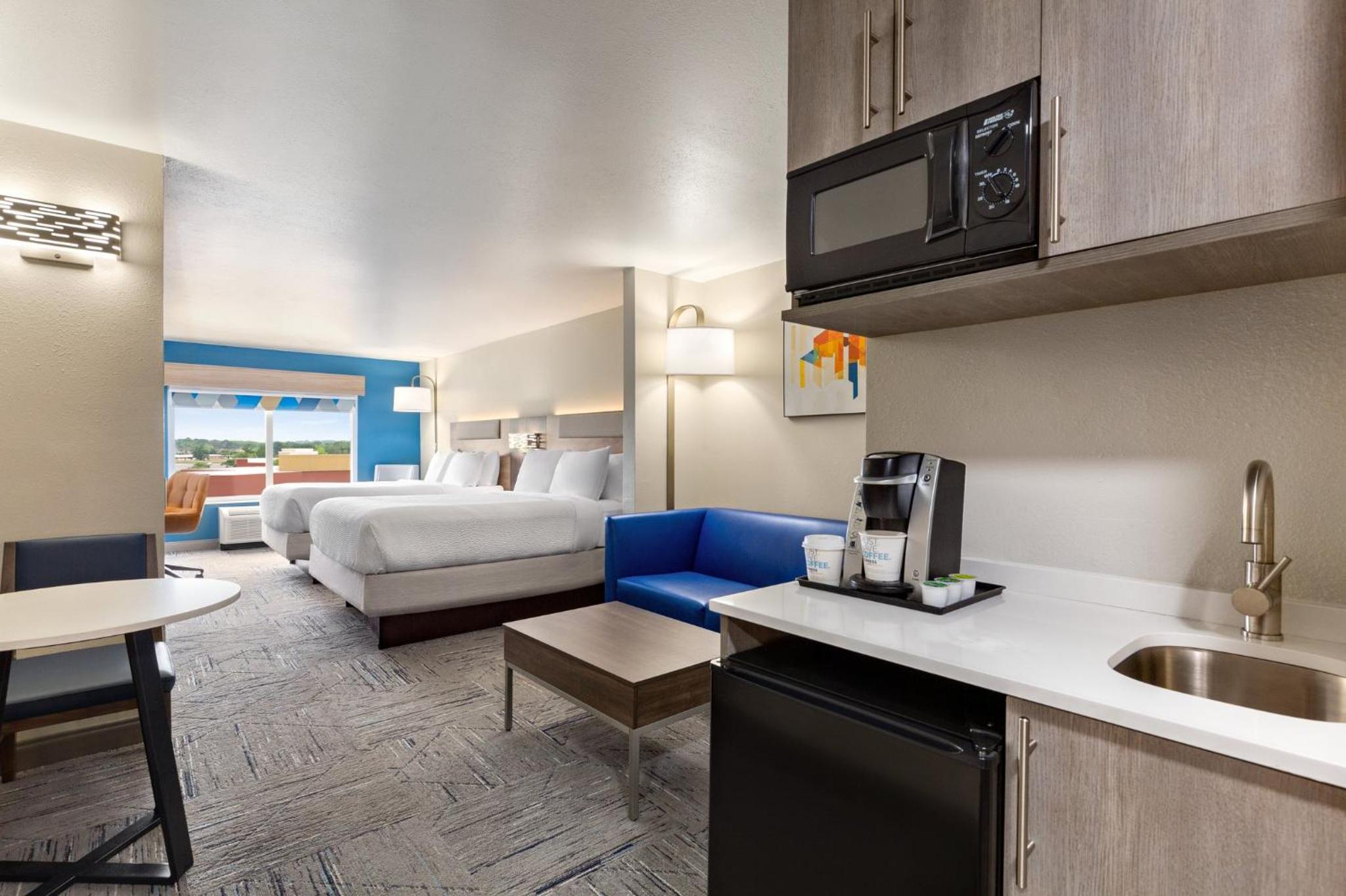 Queen Suite with Two Queen Beds and Sofa Bed - Photo 2