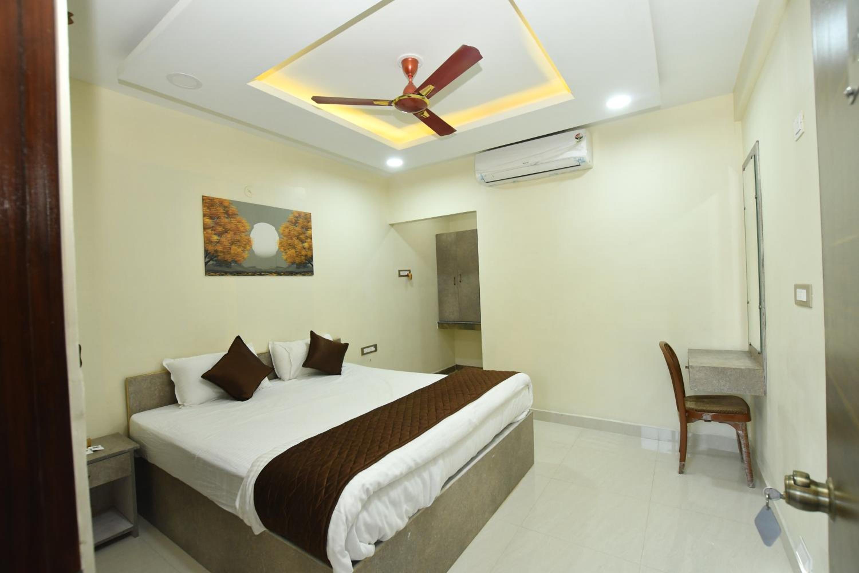 Deluxe Room (2 Adults + 1 Child)
