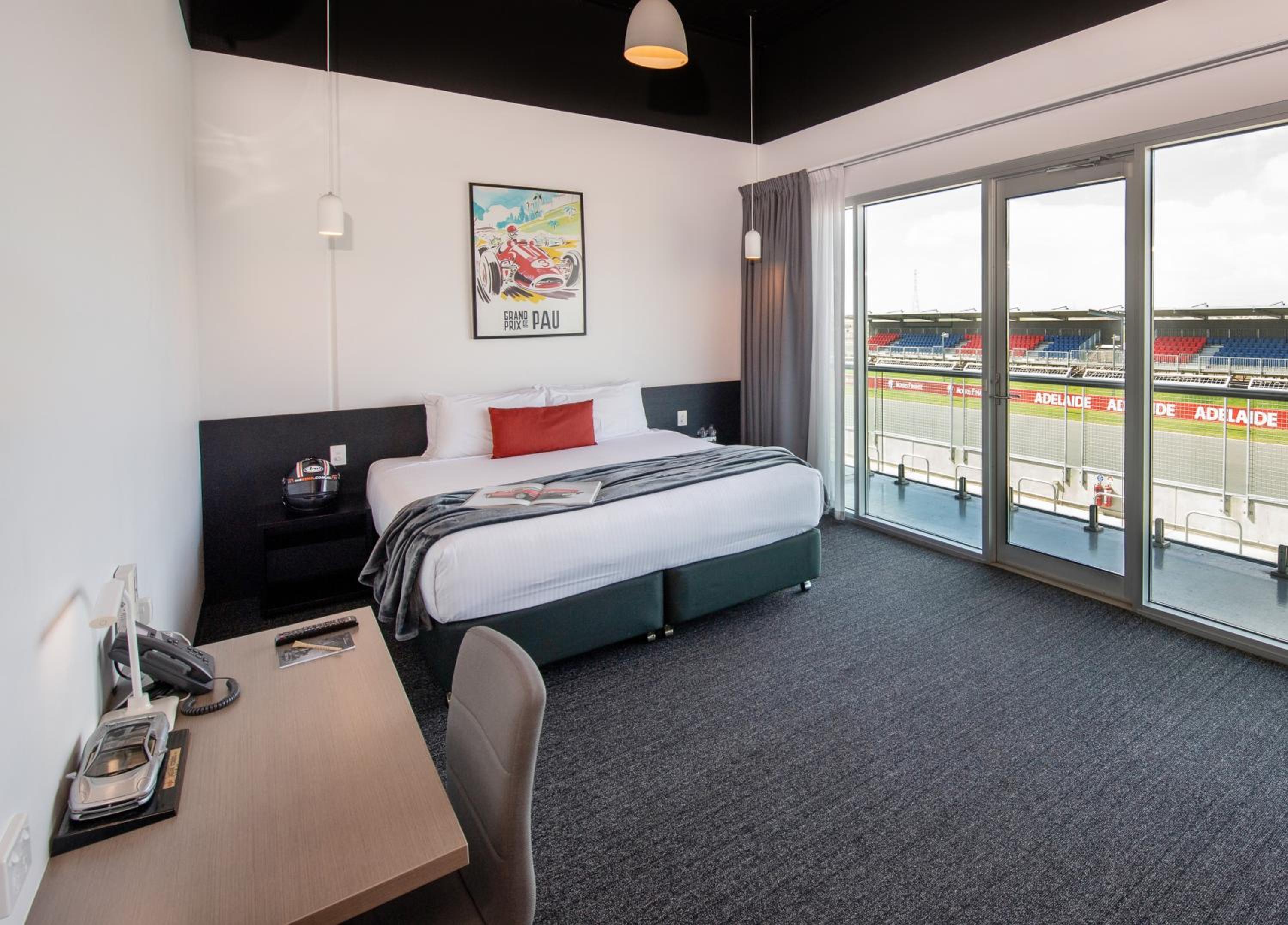Deluxe Double Room with Balcony photo 3