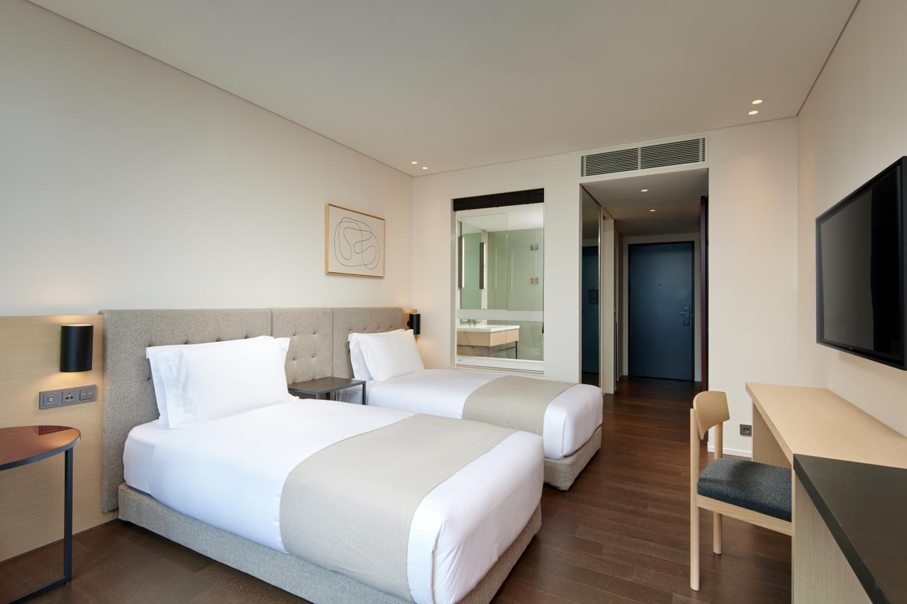[Relaxing with Loccitance II] Standard Twin Room with City View + Breakfast for 2 +Aromachologie Amenities (per night) - Photo 2