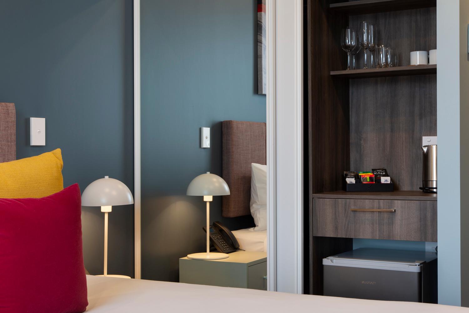 Hotel Room - Photo 2