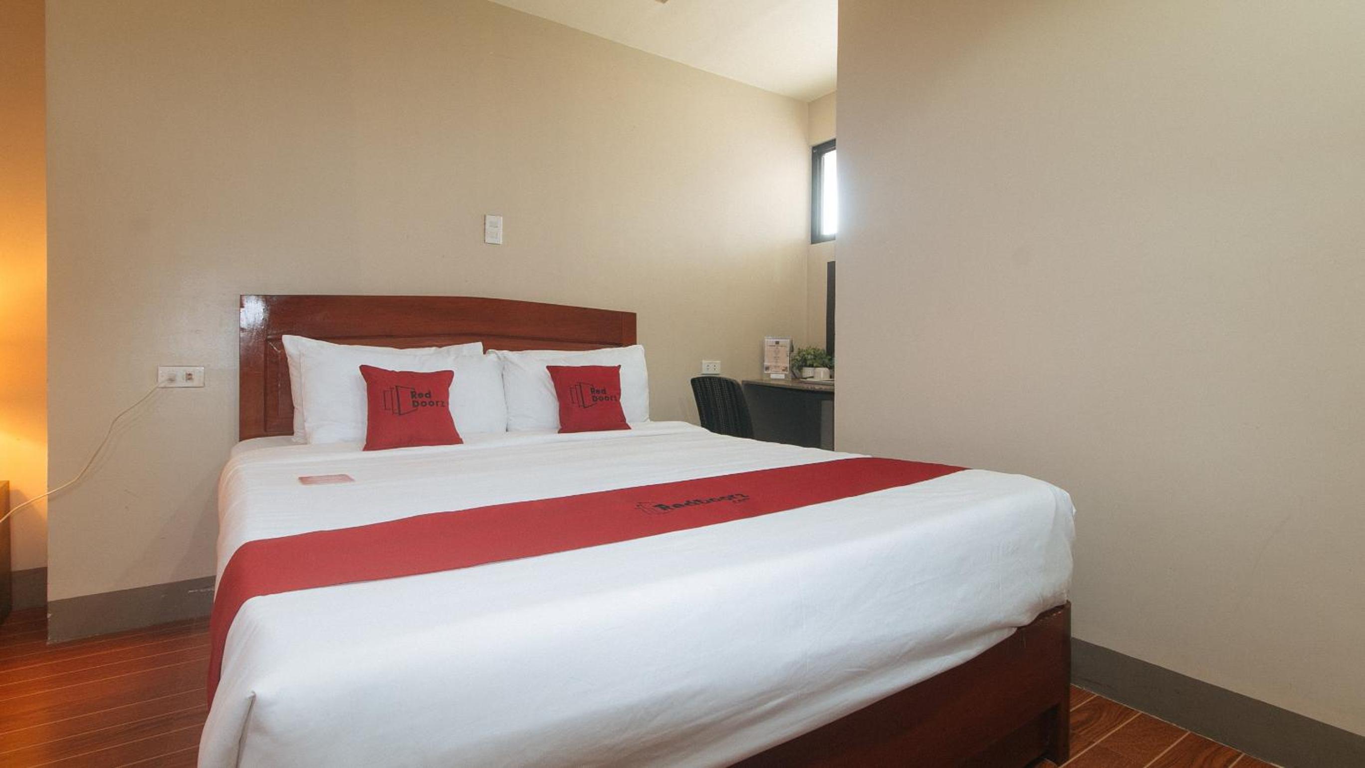 Deluxe Room - Photo 5