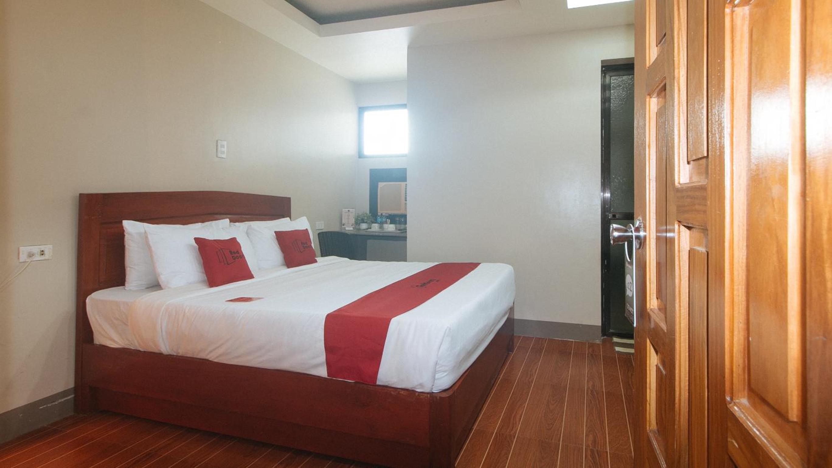 Deluxe Room - Photo 15
