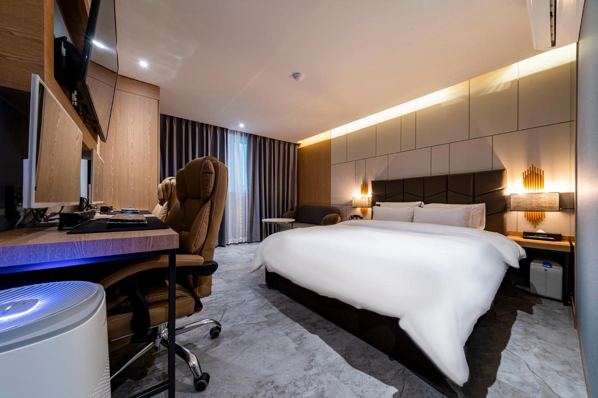 Deluxe Room - Photo 5