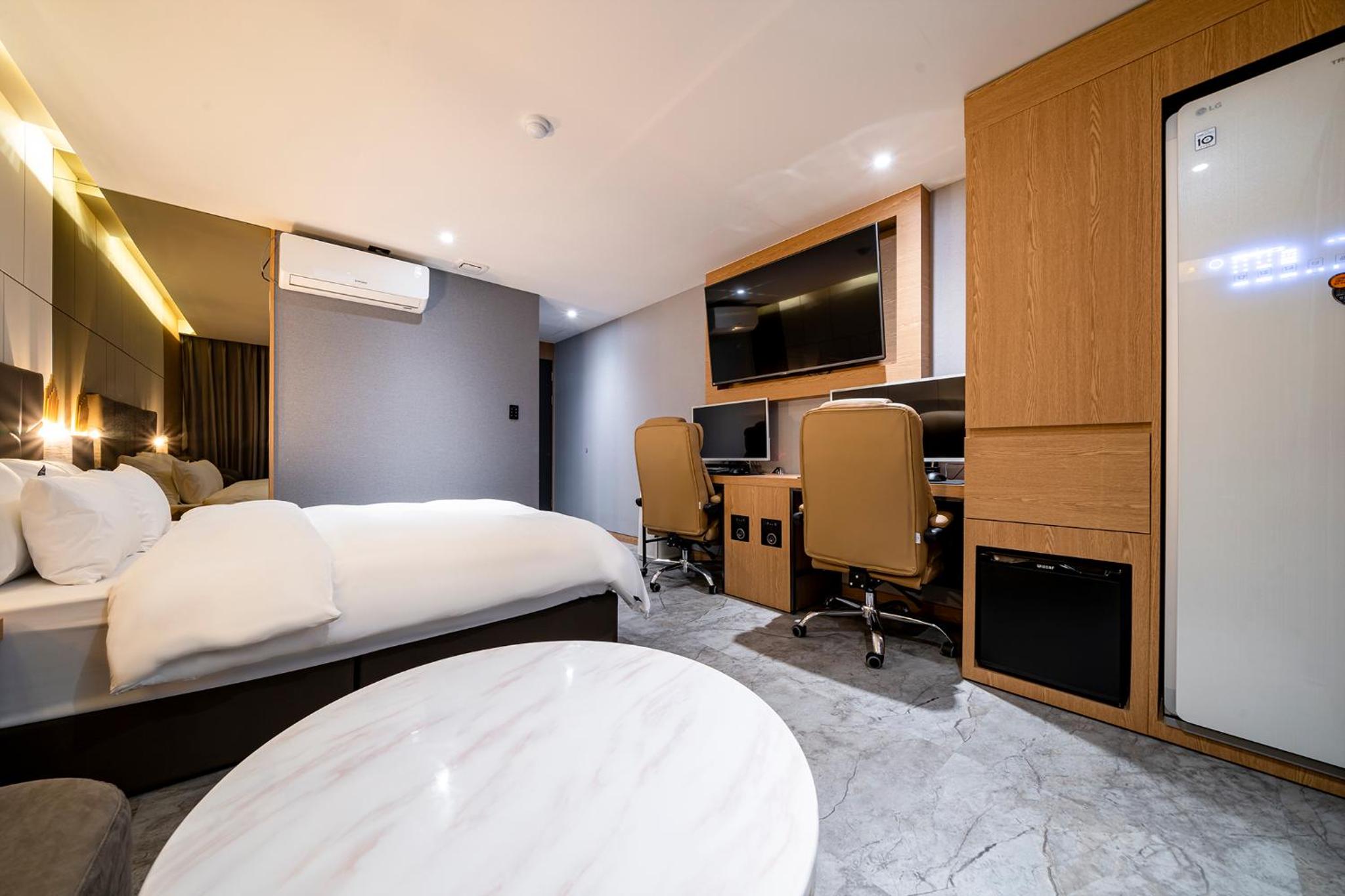Deluxe Room - Photo 8