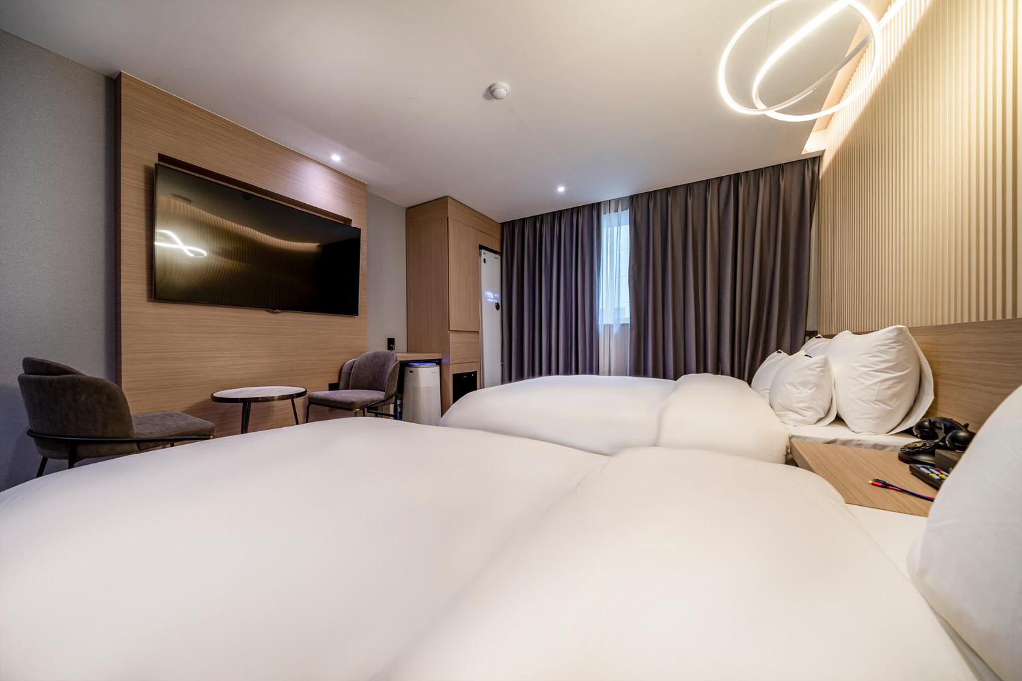 Twin Room - Photo 2