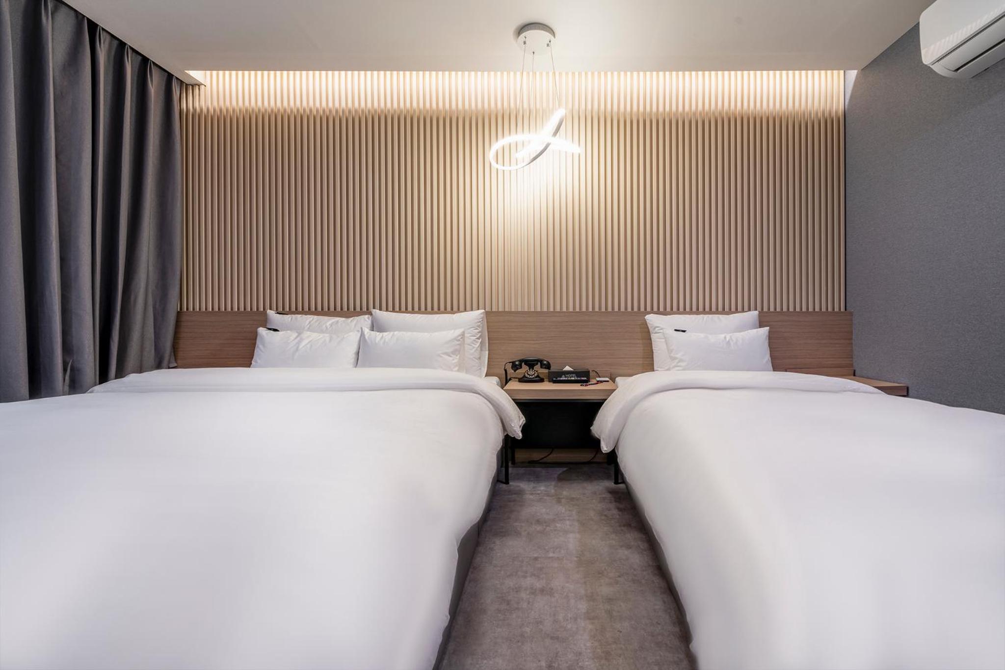 Twin Room - Photo 3
