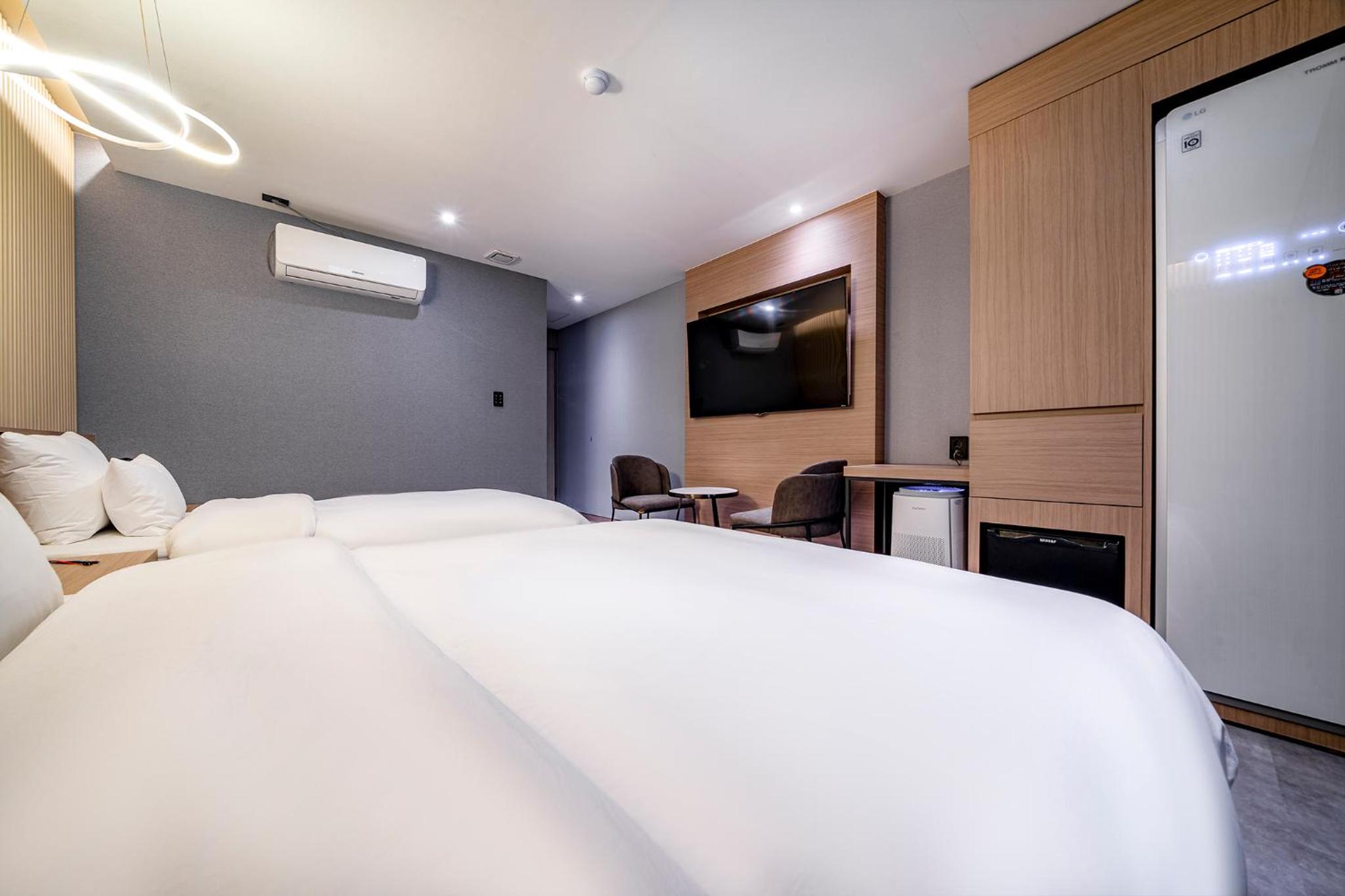 Twin Room - Photo 7