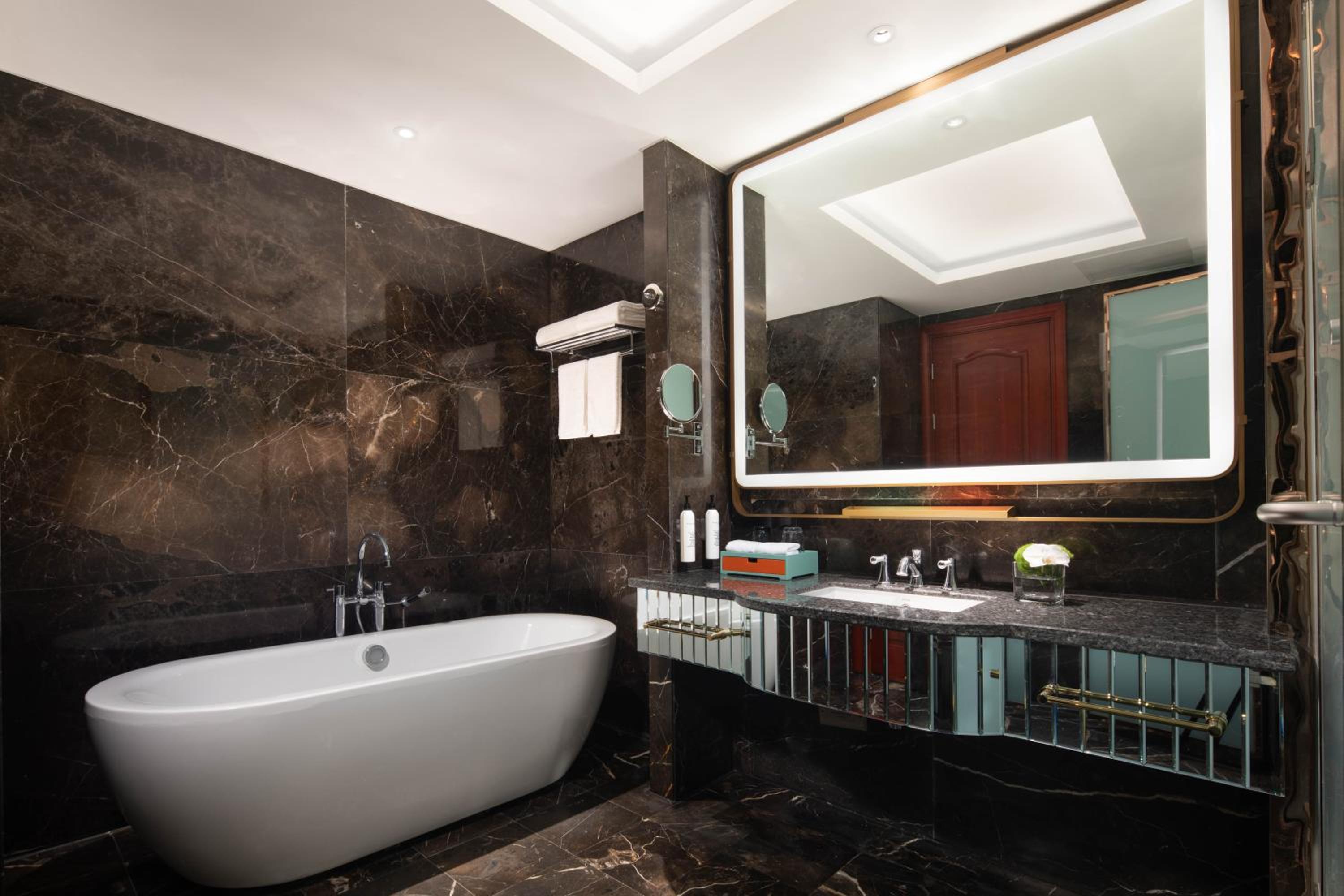 Deluxe King Suite photo 3