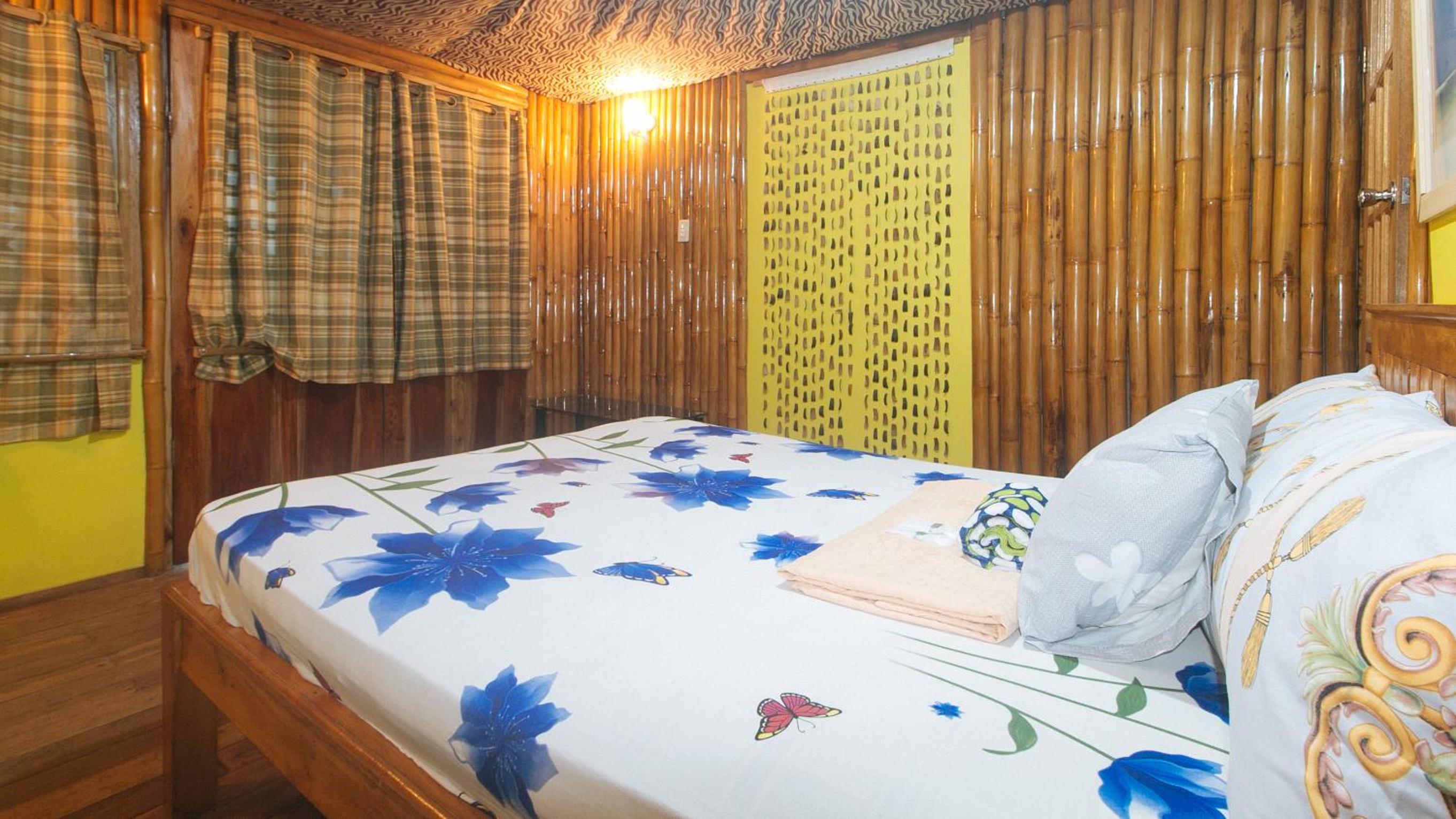 Queen Room with Balcony - Photo 5