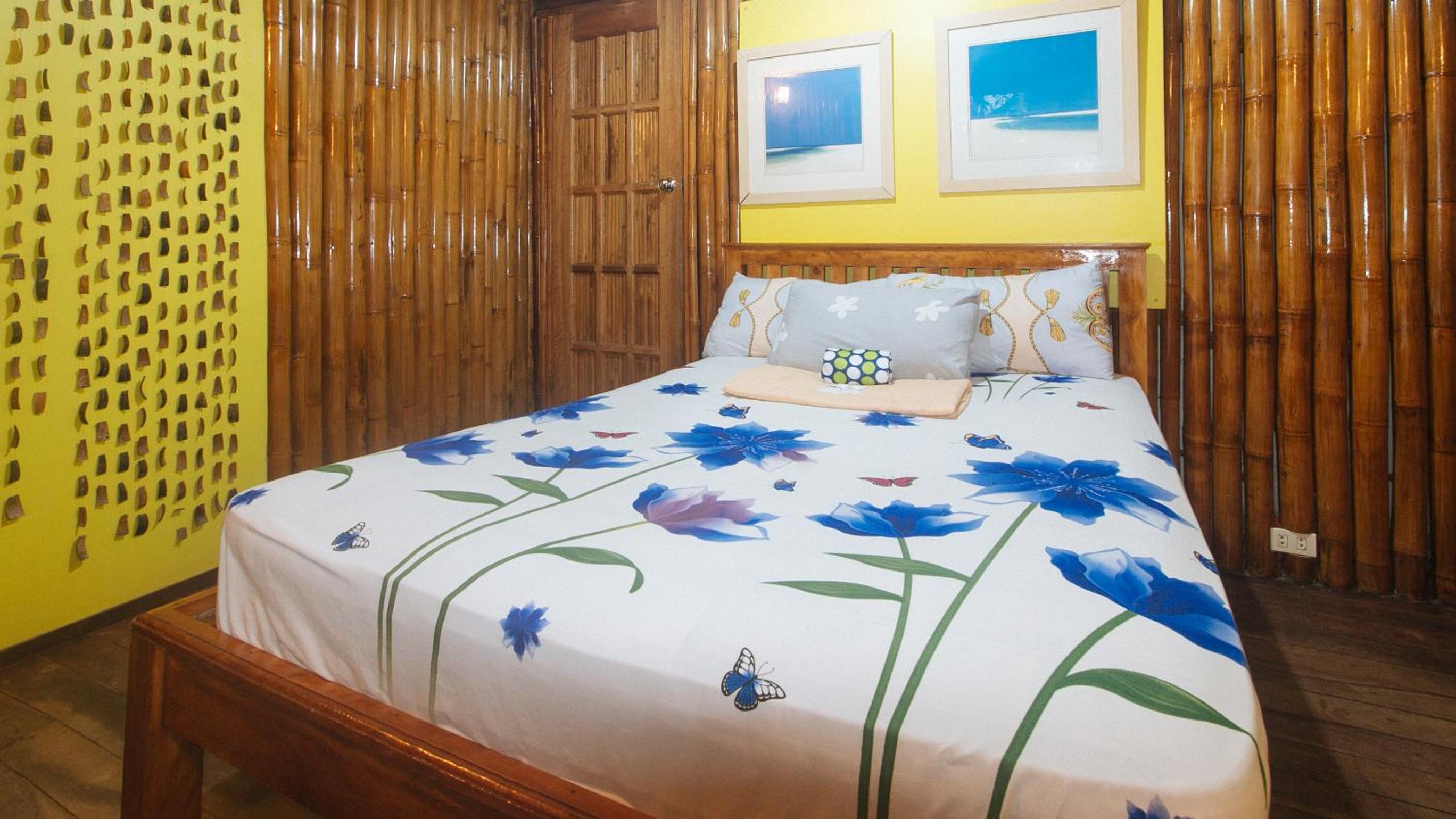 Queen Room with Balcony - Photo 6