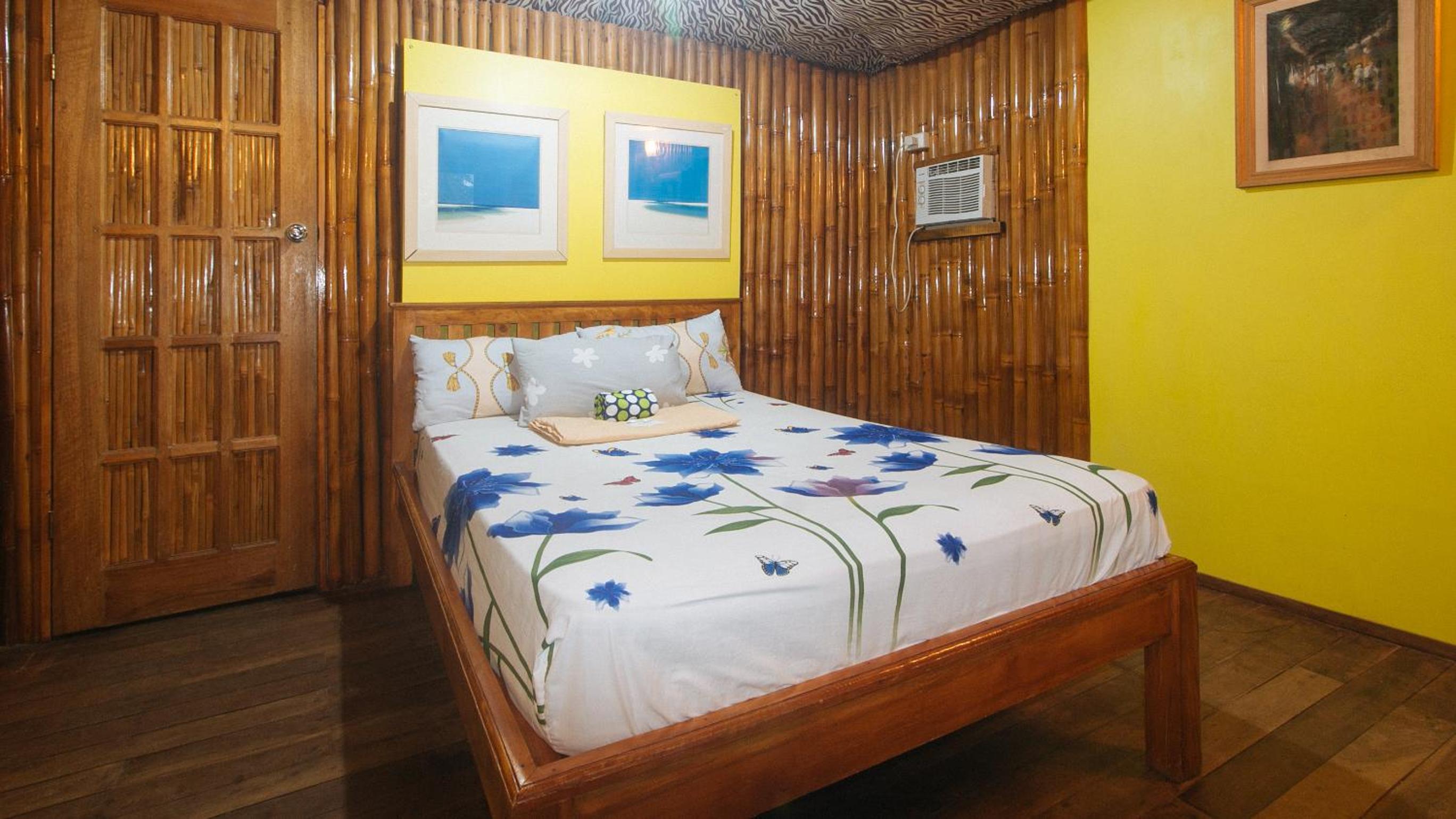 Queen Room with Balcony - Photo 2
