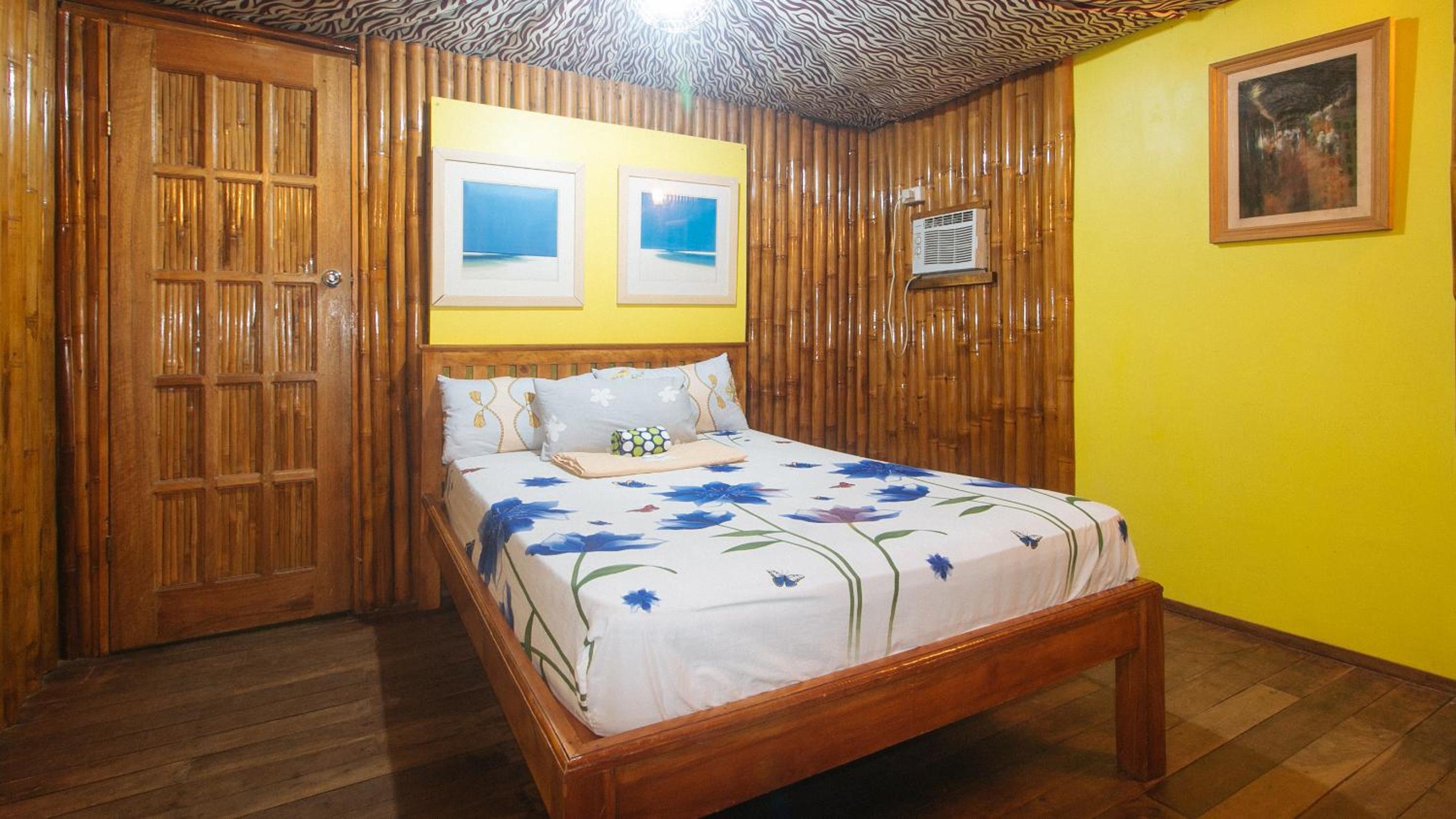 Queen Room with Balcony - Photo 3