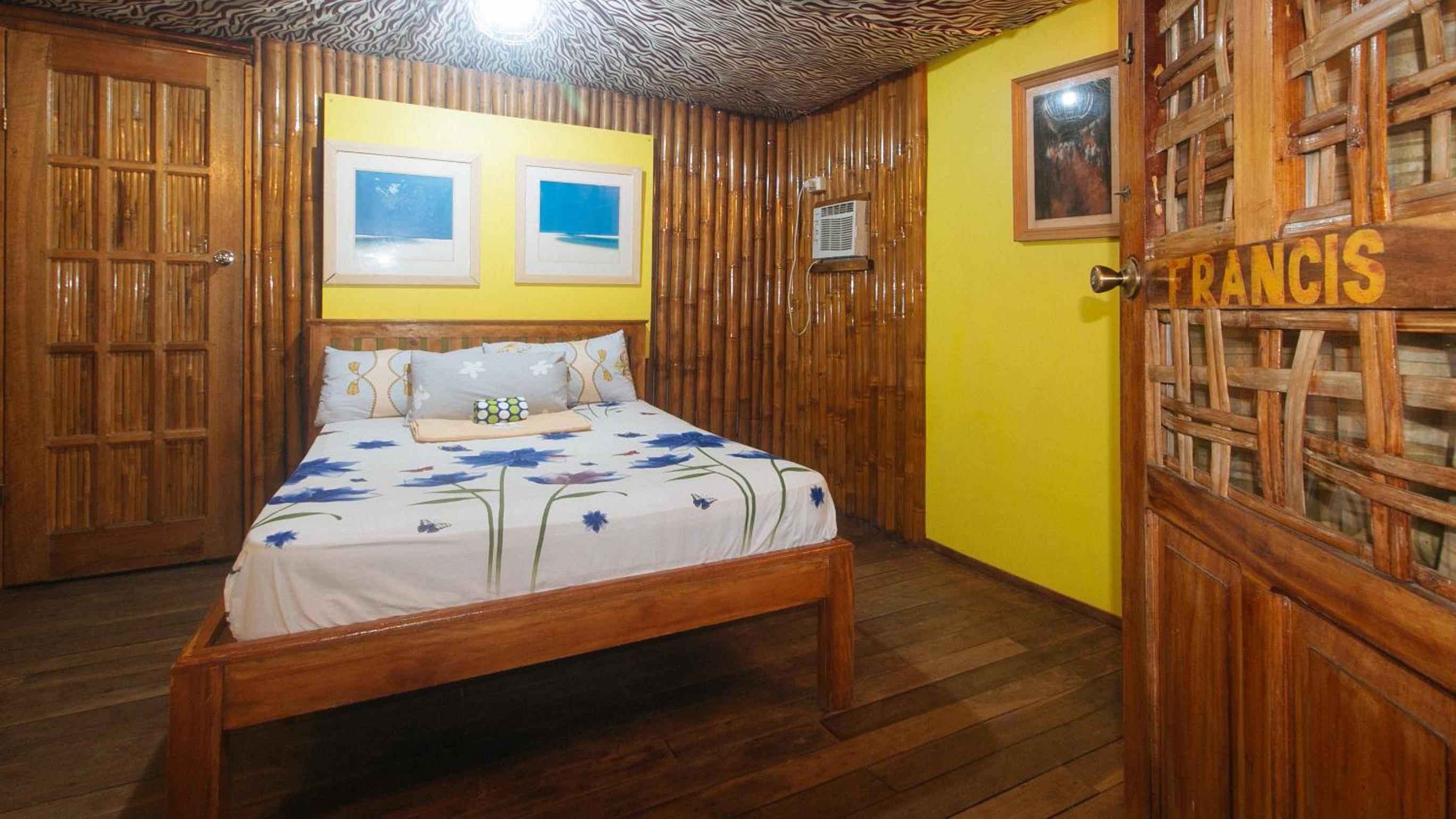 Queen Room with Balcony - Photo 7