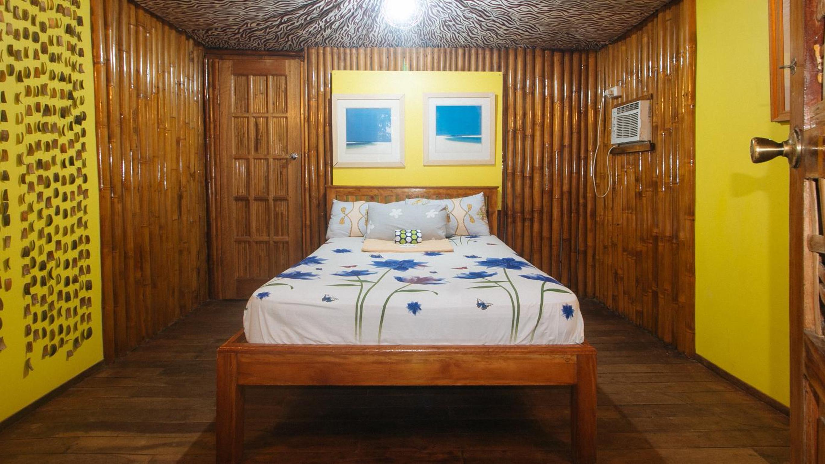 Queen Room with Balcony - Photo 1