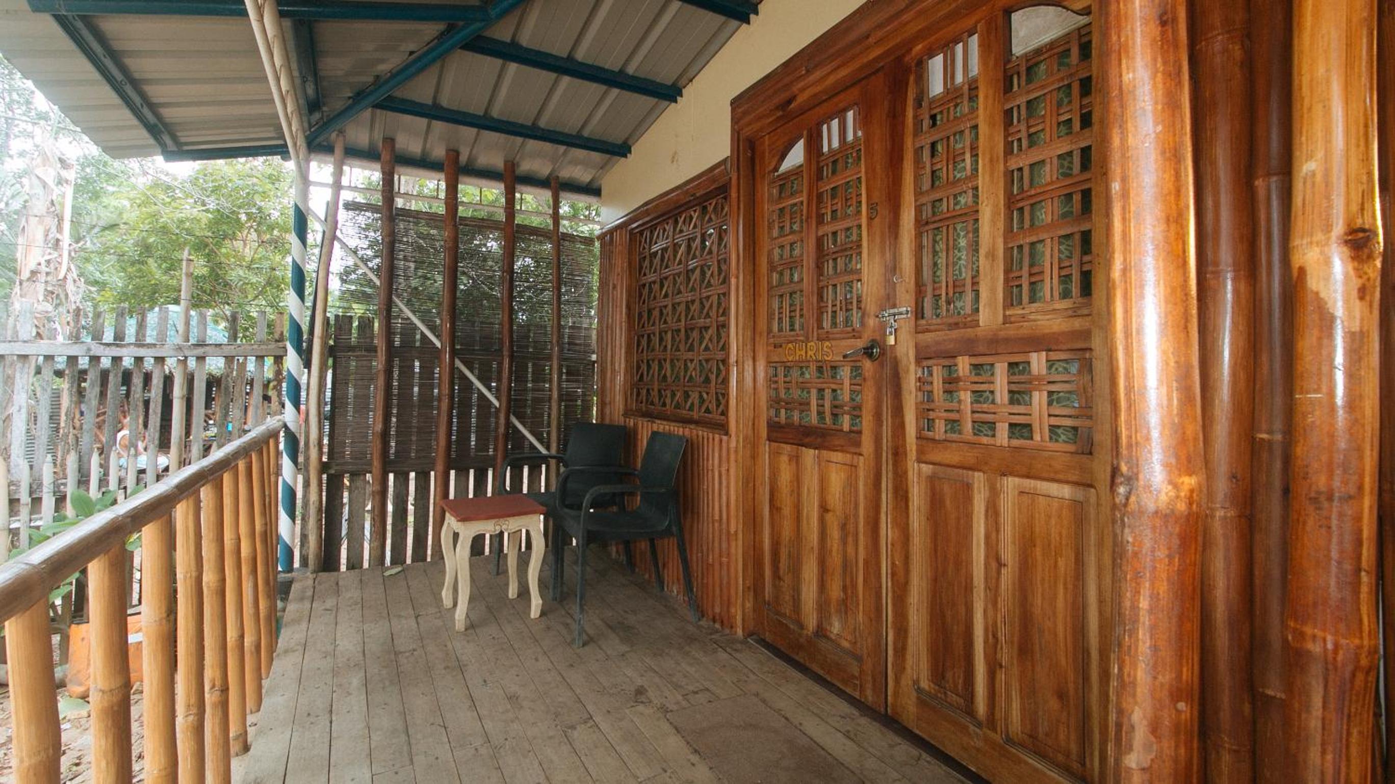 Queen Room with Balcony - Photo 8
