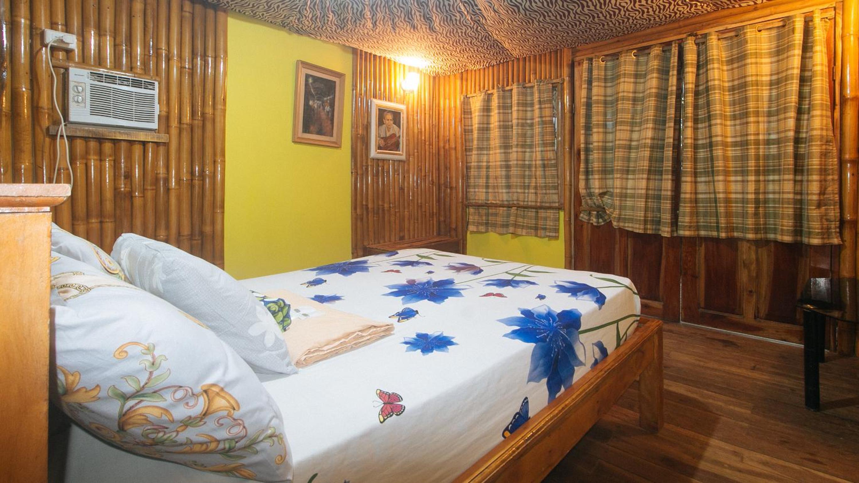 Queen Room with Balcony - Photo 4