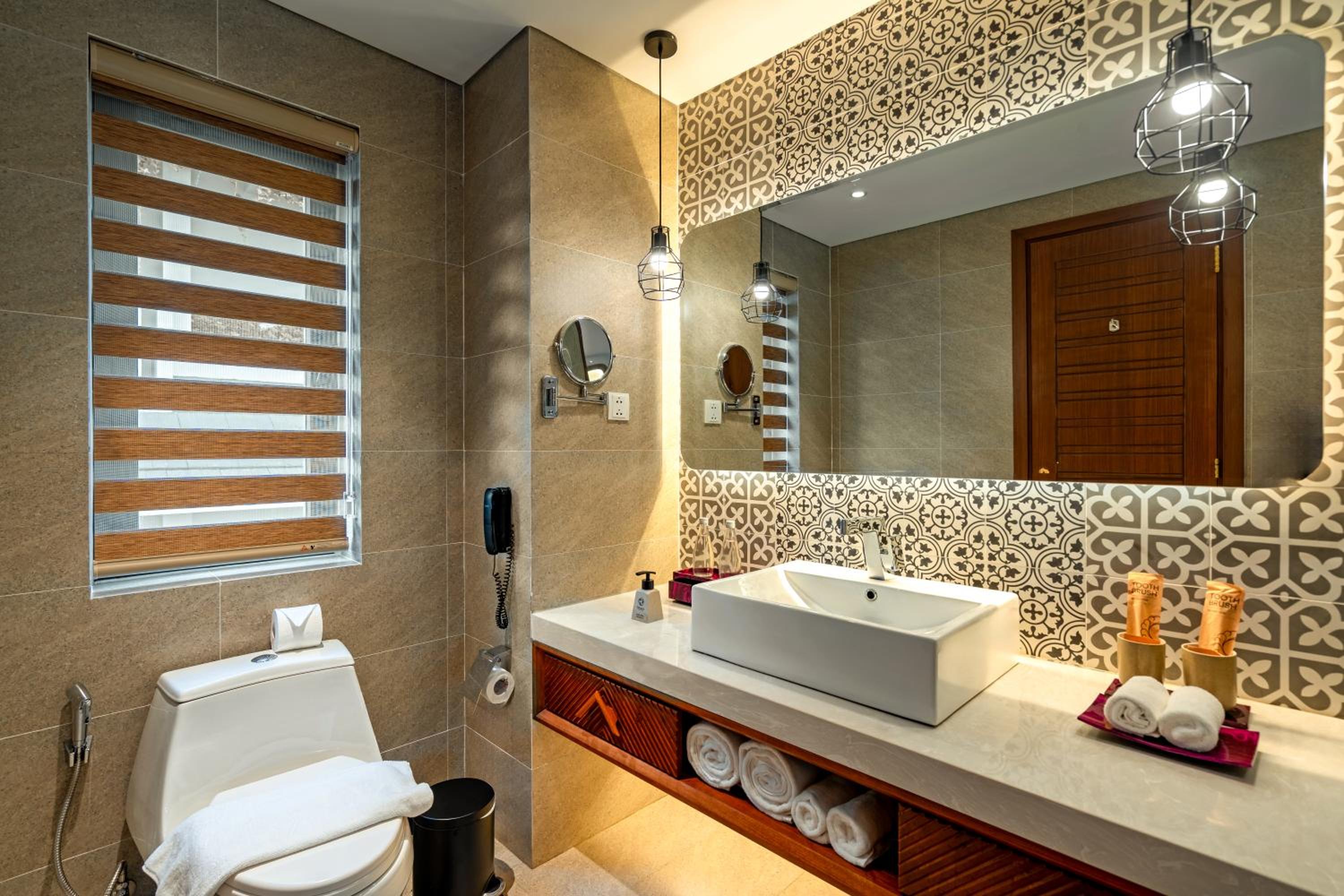 Premier Deluxe Double with Balcony - Complimentary Daily Mini-bar - Photo 2