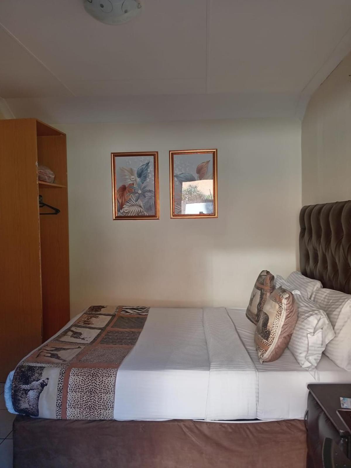 Queen Room photo 1