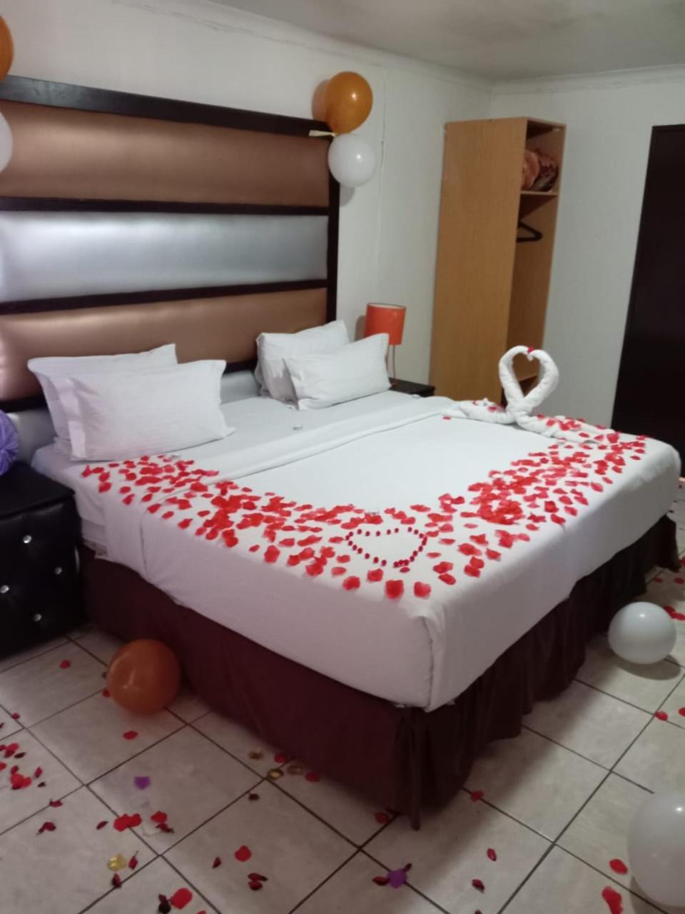 Queen Room photo 2