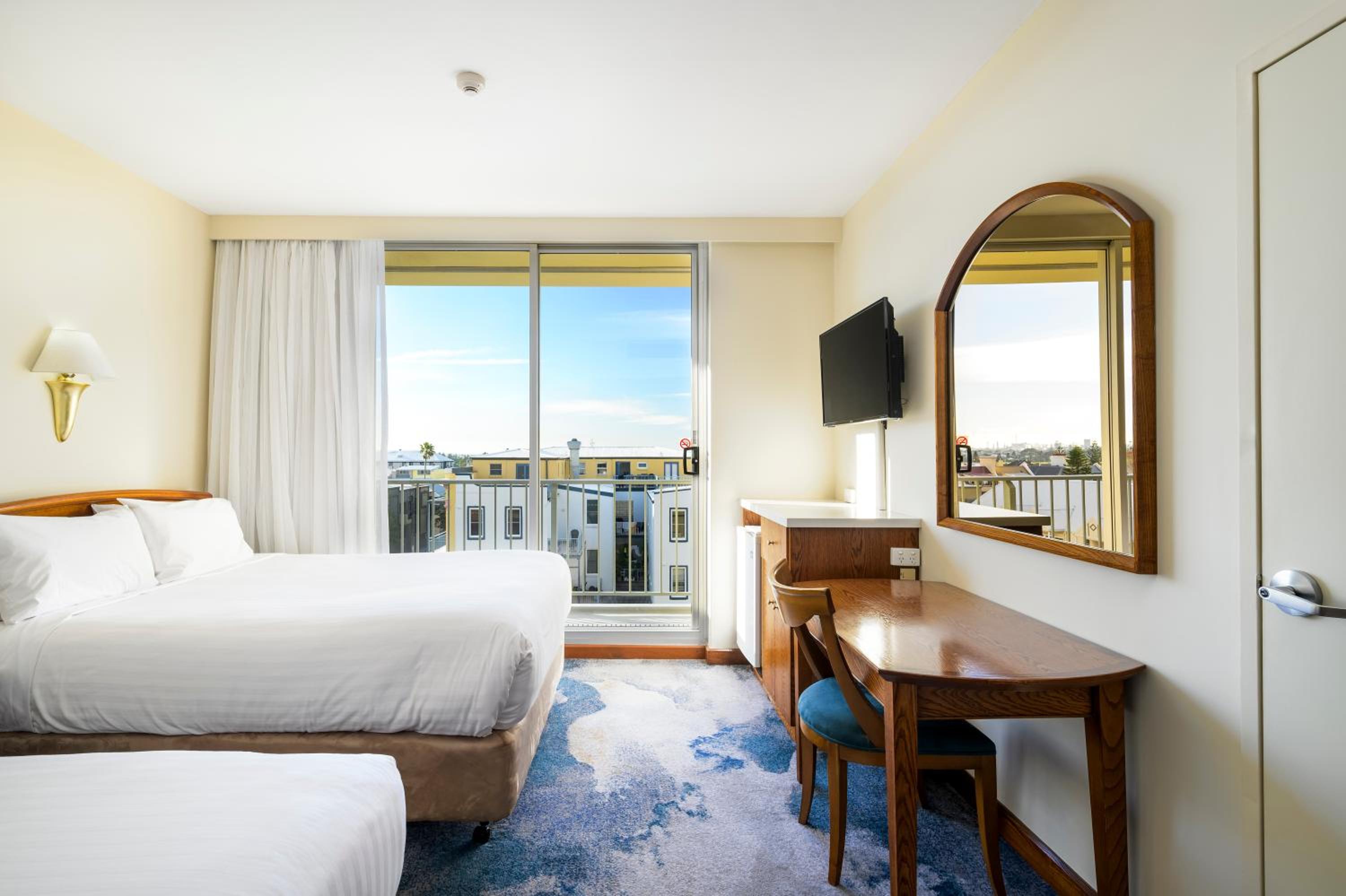 Queen and Single Room with City View and Balcony - Photo 1
