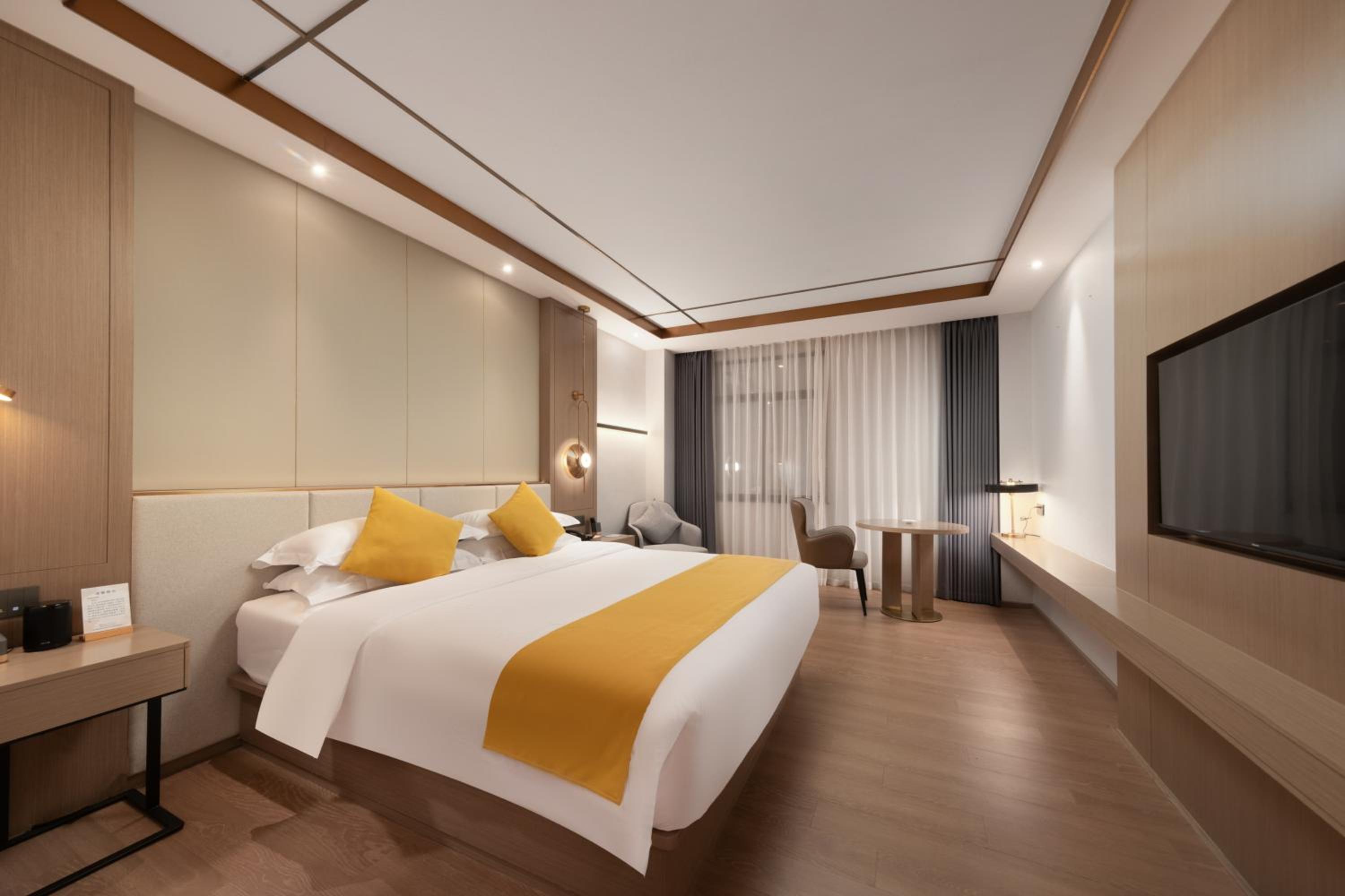 Smart Queen Room