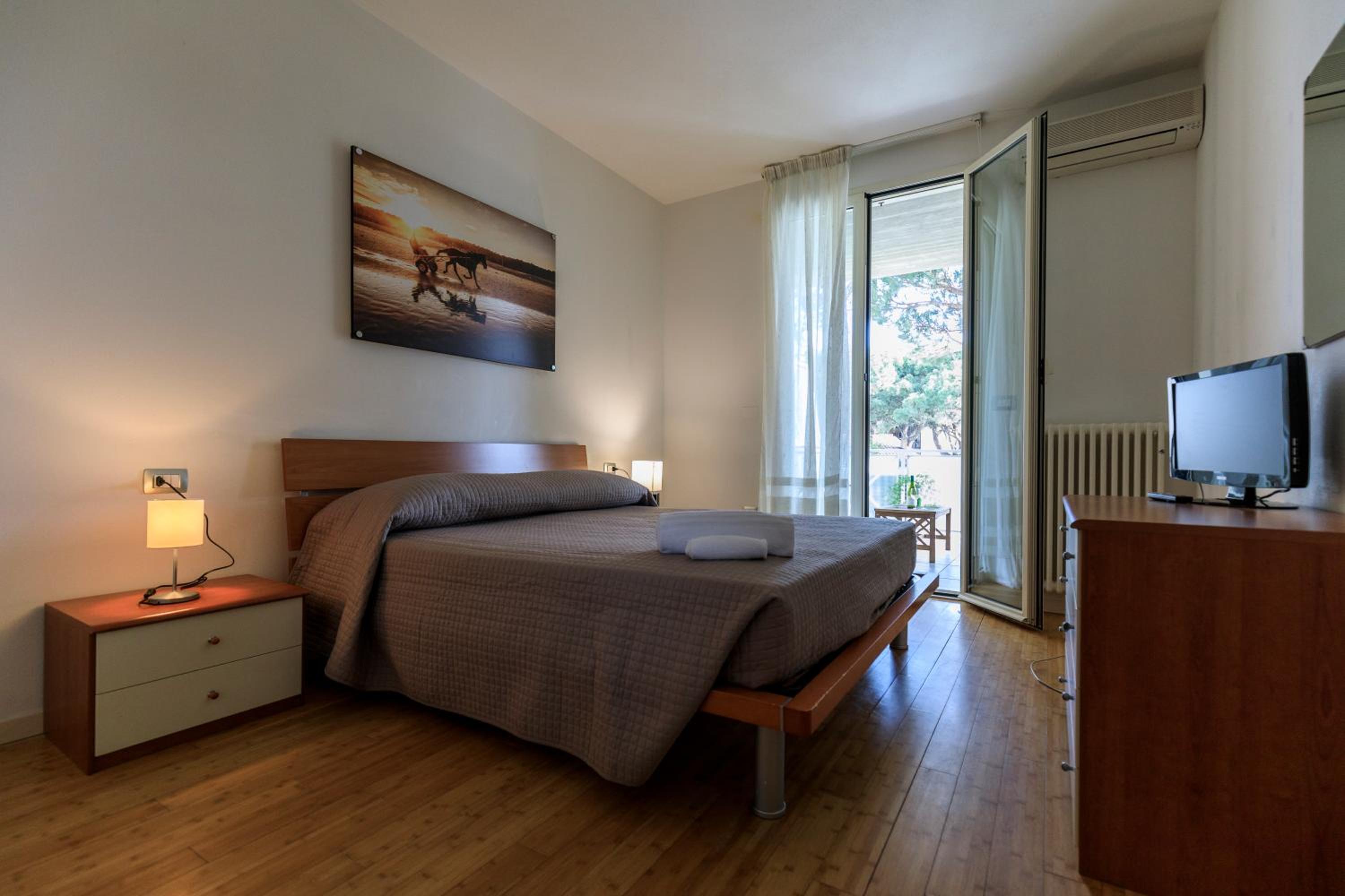 One-Bedroom Apartment - Photo 2