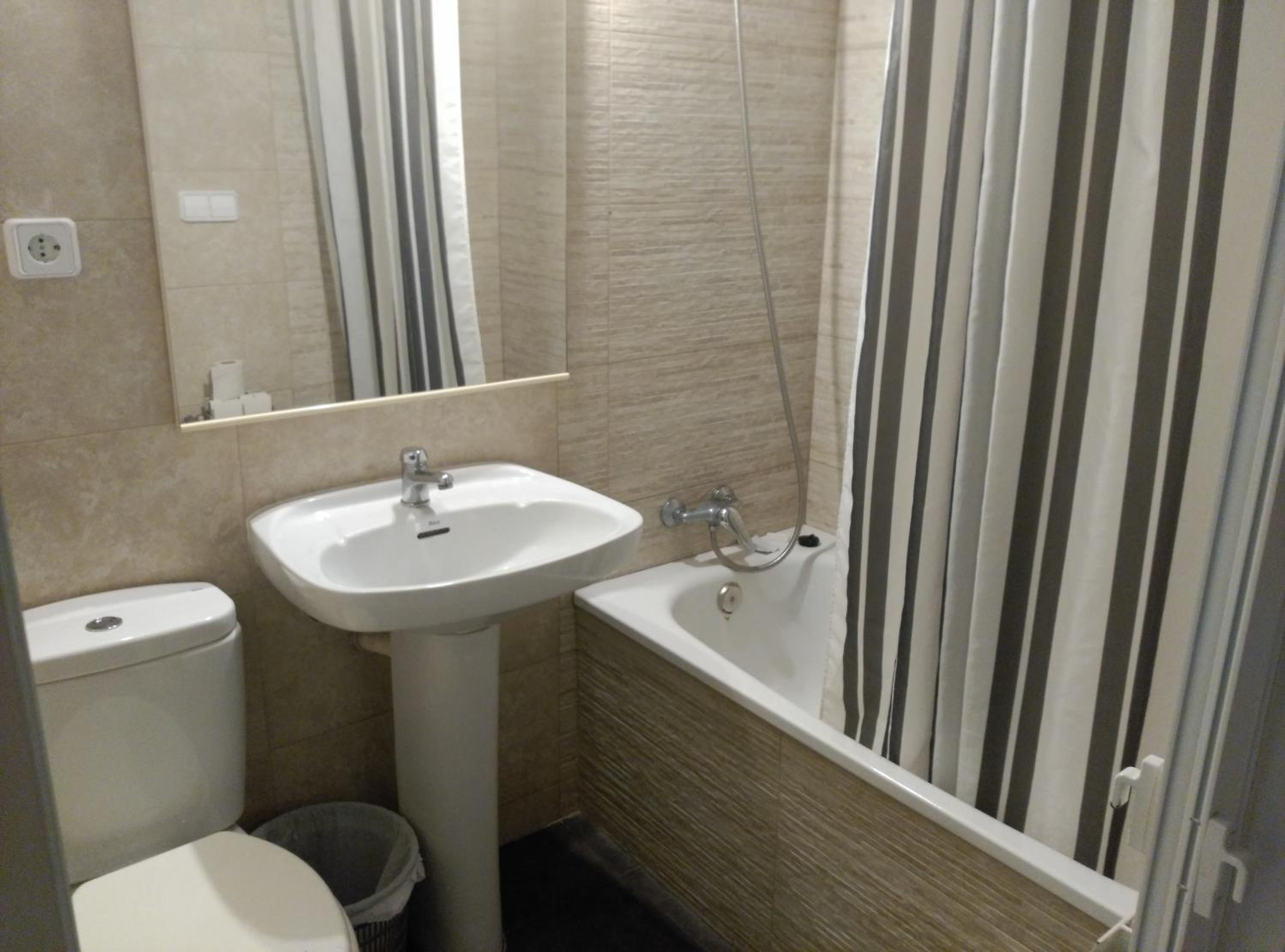 Single Room with Shared Bathroom photo 3