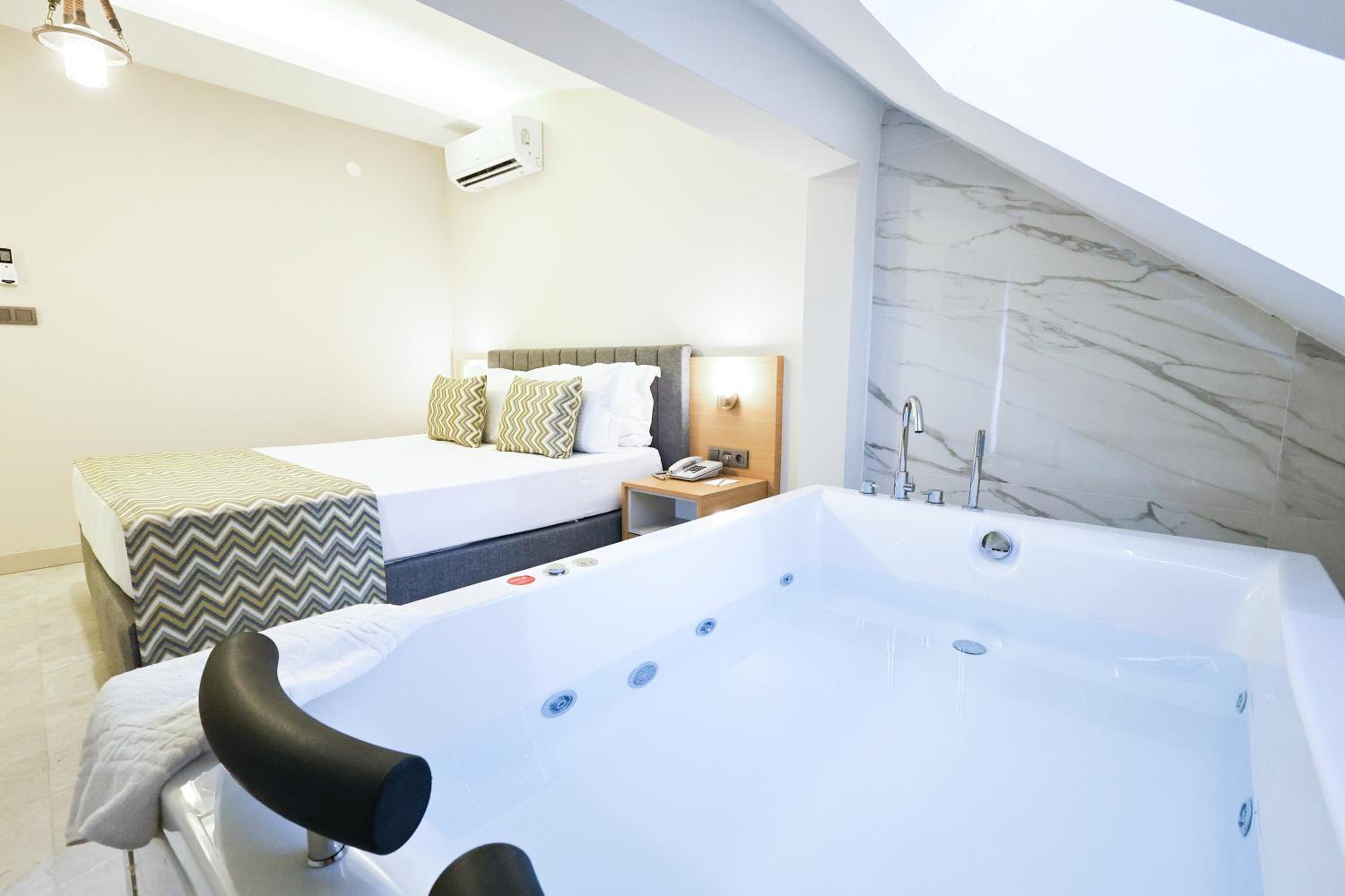 Deluxe Suite with Spa Bath