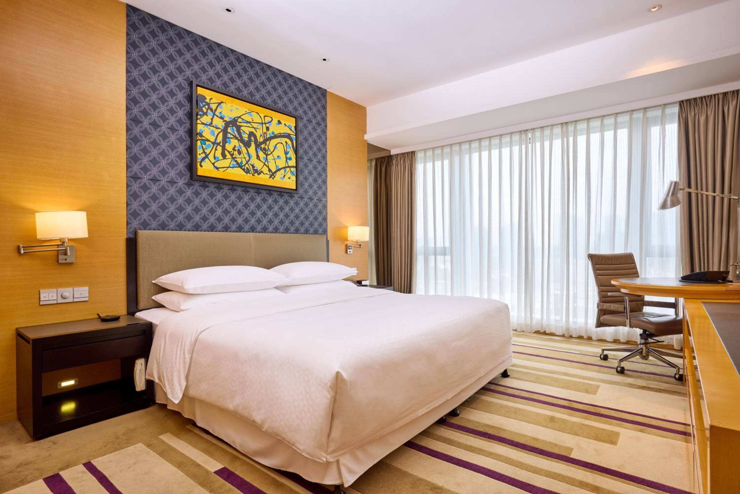 1 Bedroom Executive Suite, 1 King, City view photo 3