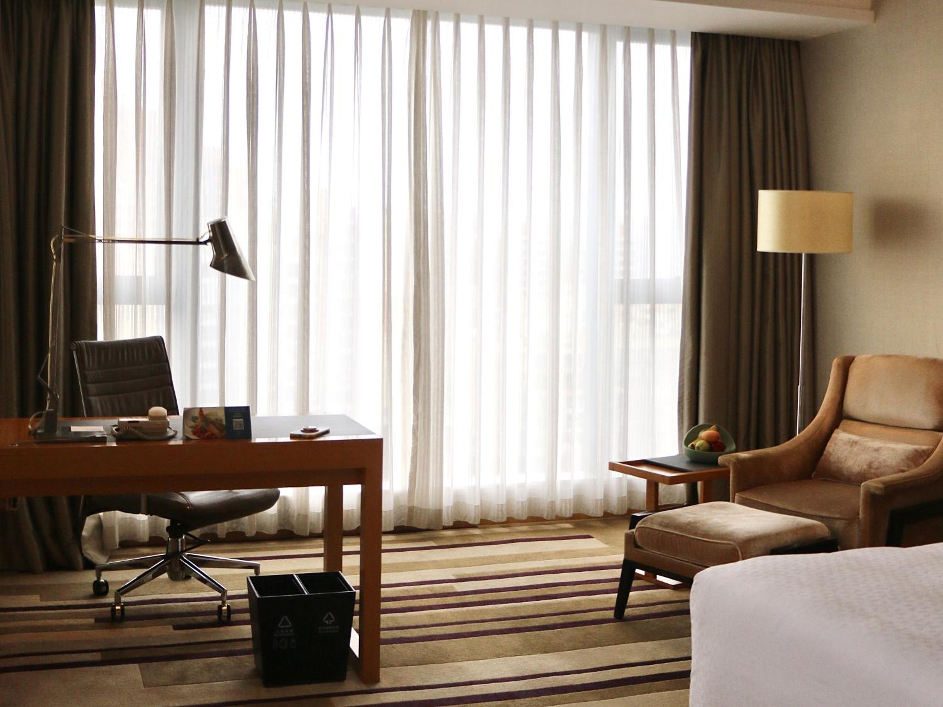 Deluxe Room, 1 King, City View photo 1
