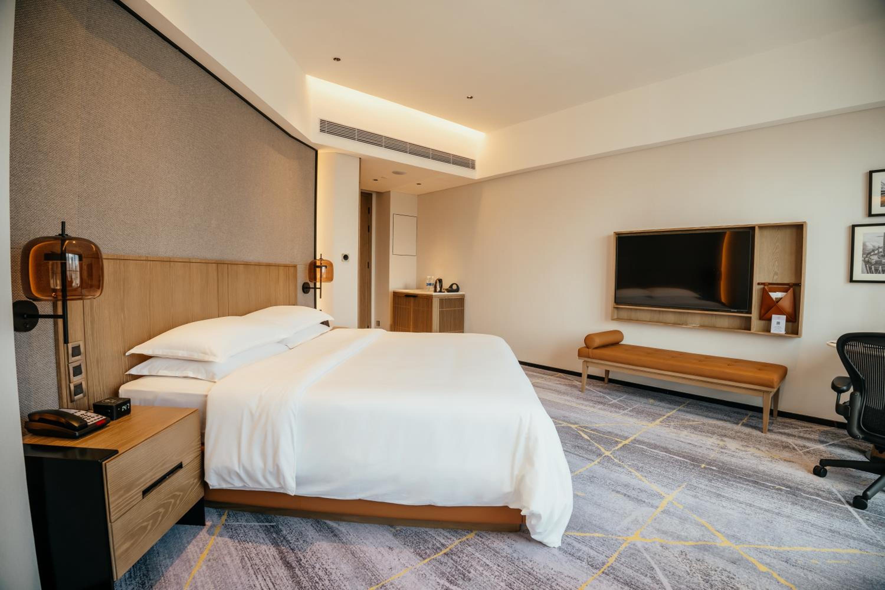 Grand Deluxe, Guest room, 1 King, City view, Corner room - Photo 2