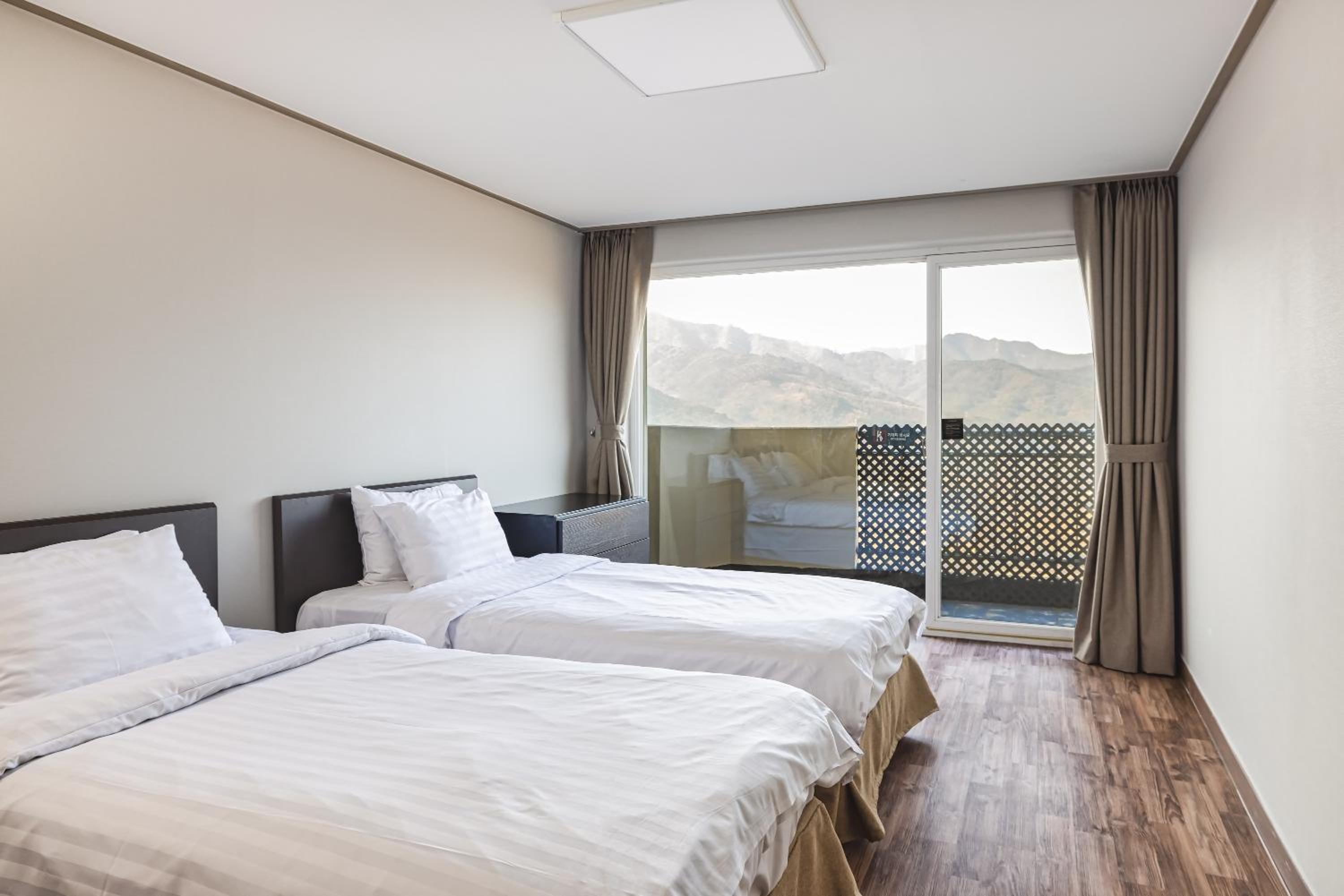 Kensington Deluxe Pet Room ( Cooking is not Allowed ) - Room Selected at Check-In photo 3