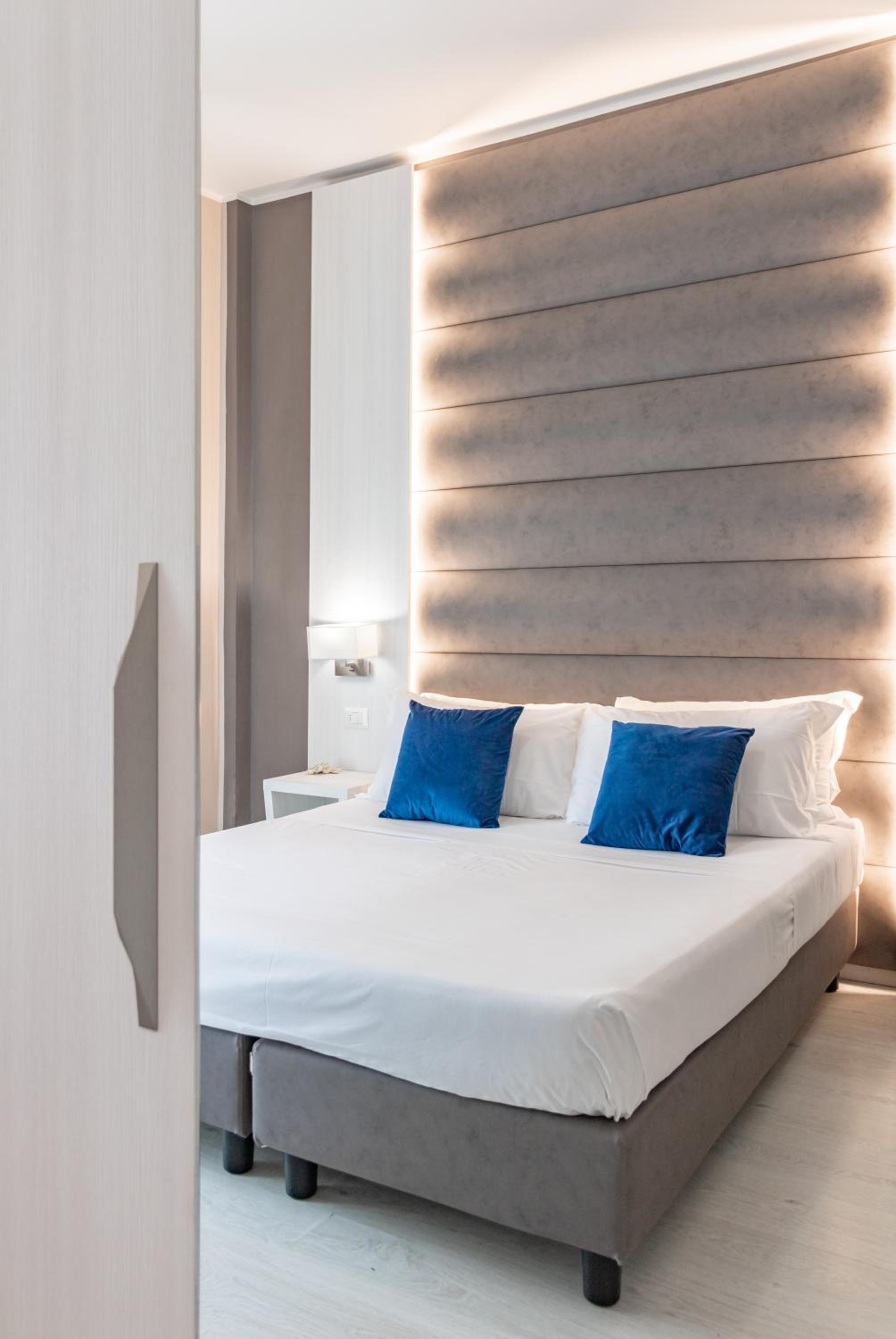 Standard Double or Twin Room - Photo 2
