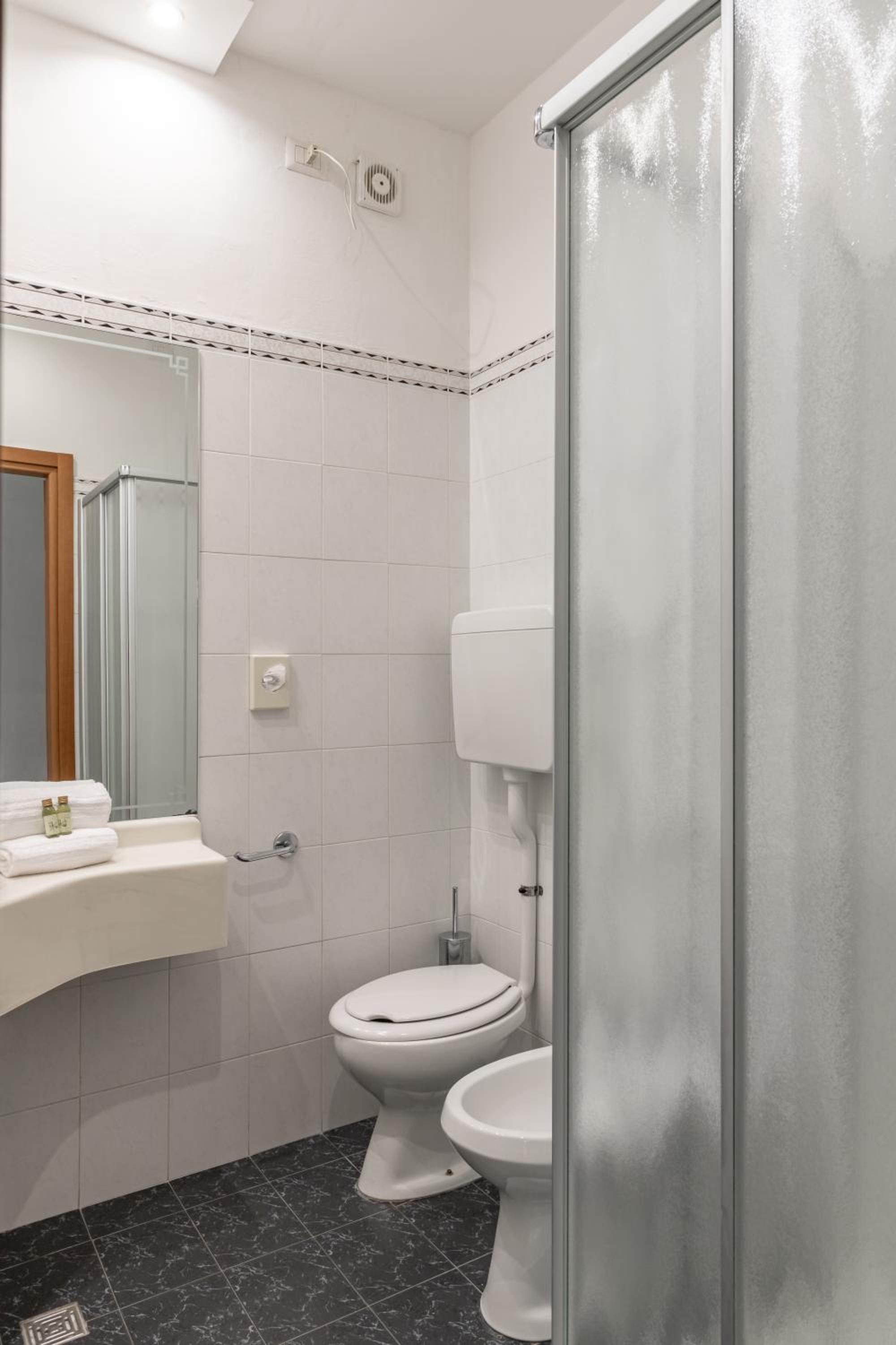 Economy Triple Room - Photo 5