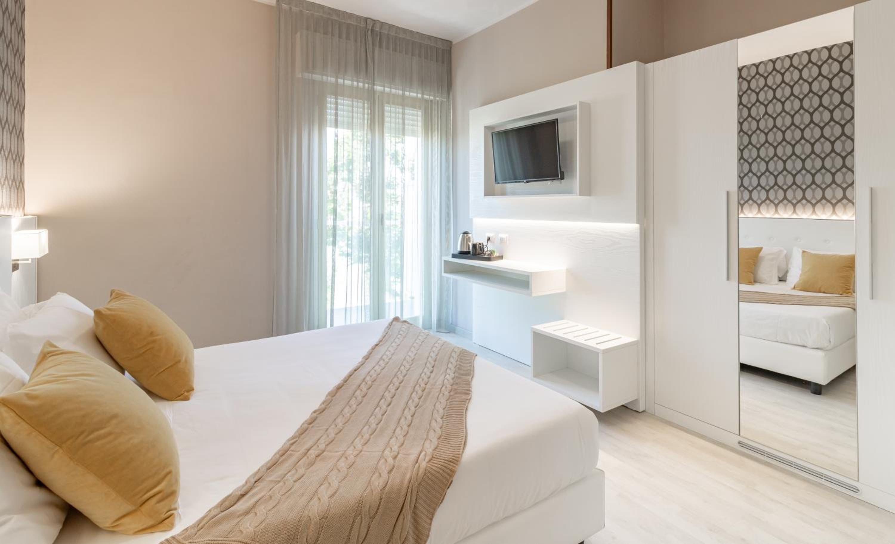 Superior Double or Twin Room with Sea View - Photo 1