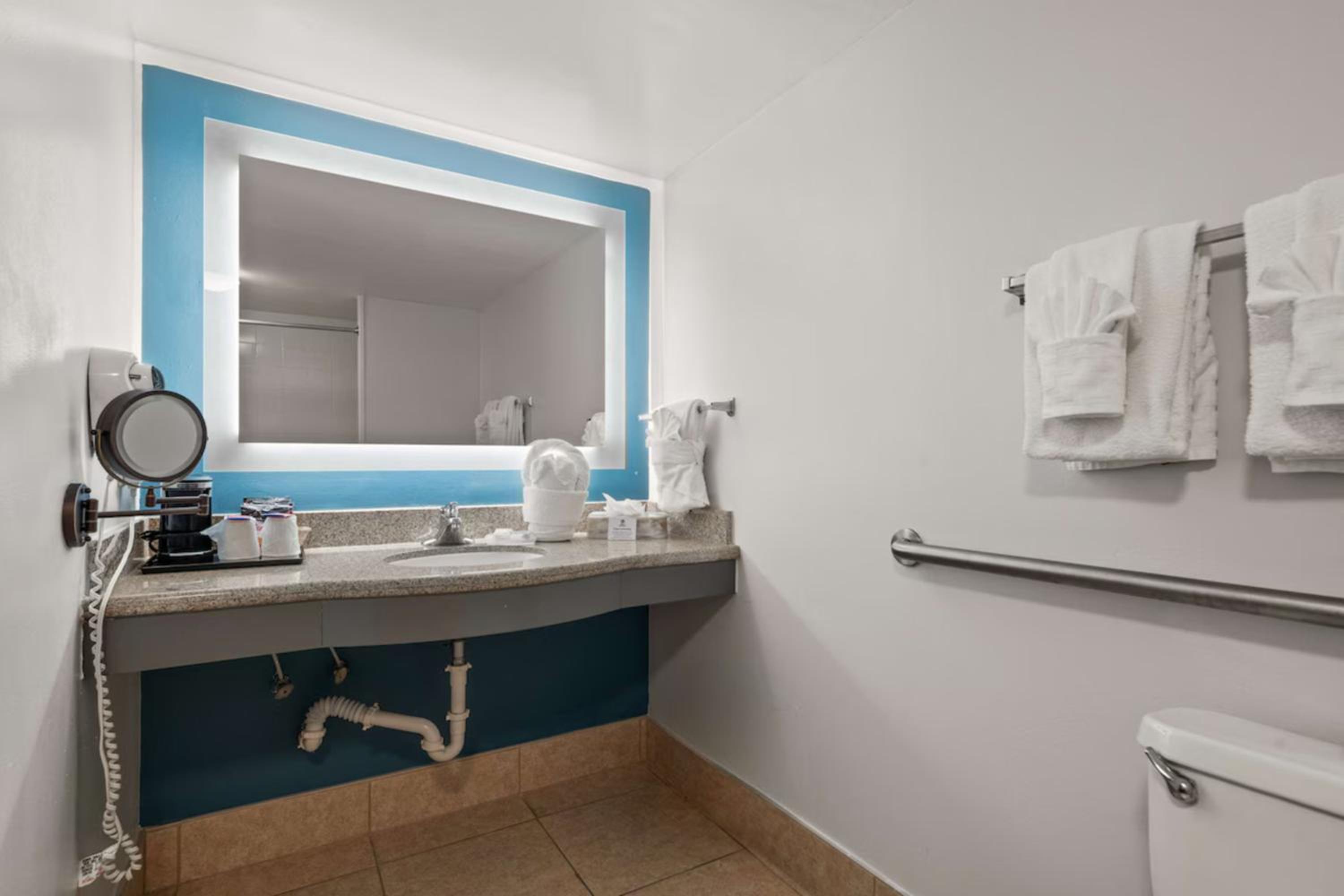 Queen Room with Roll-In Shower - Disability Access thumbnail 5