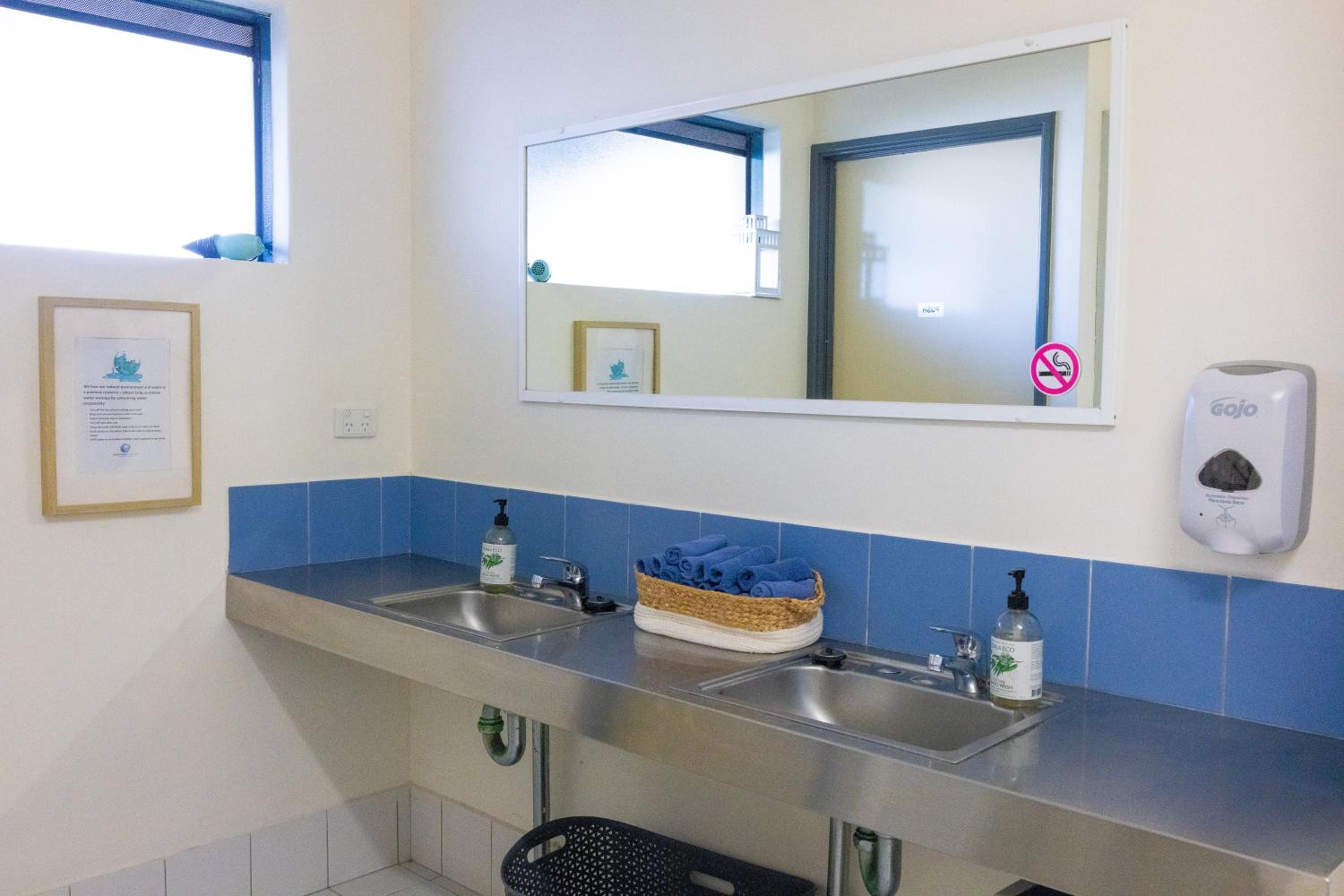 King Room with Shared Bathroom photo 3