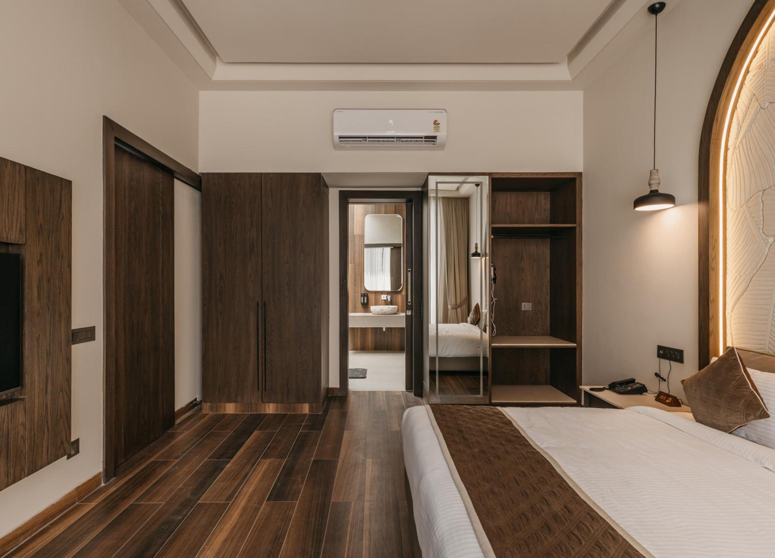 Suite with Hot Tub - Photo 8